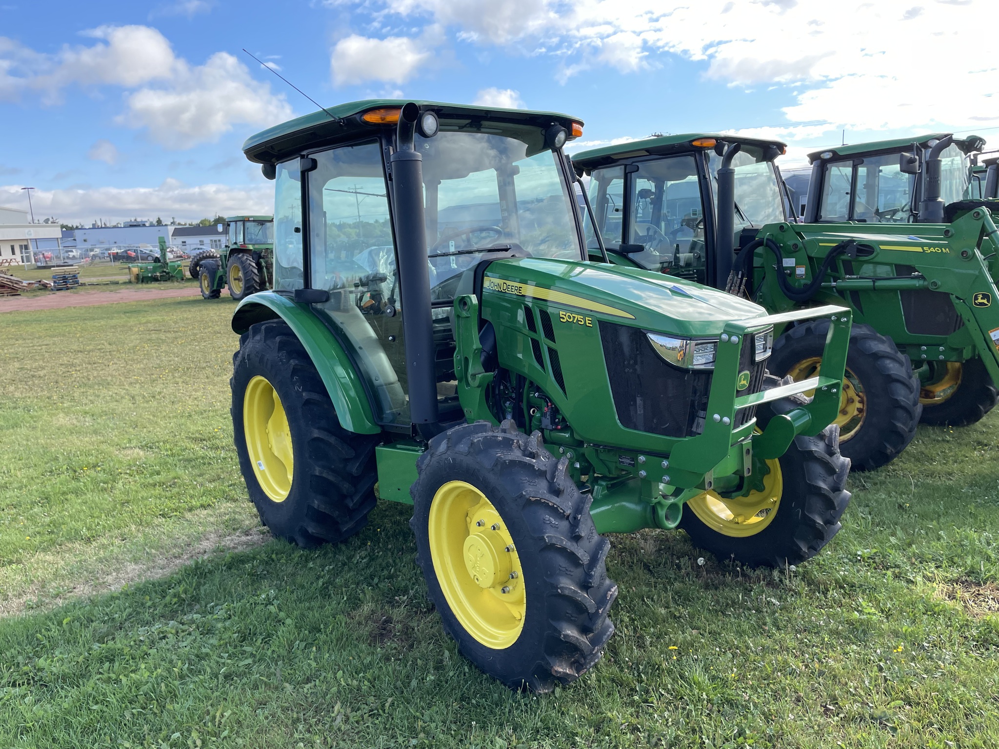 2023 John Deere 5075E Image 4