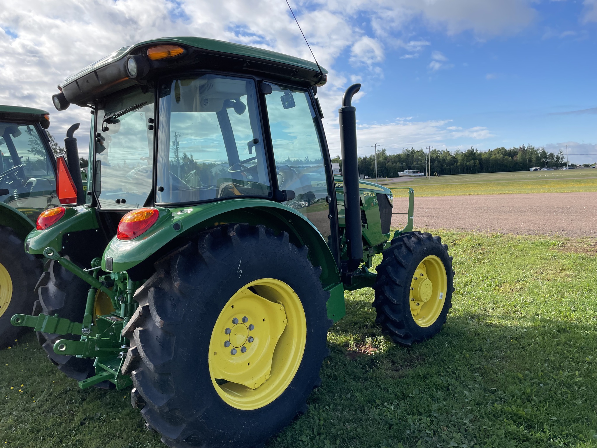 2023 John Deere 5075E Image 2