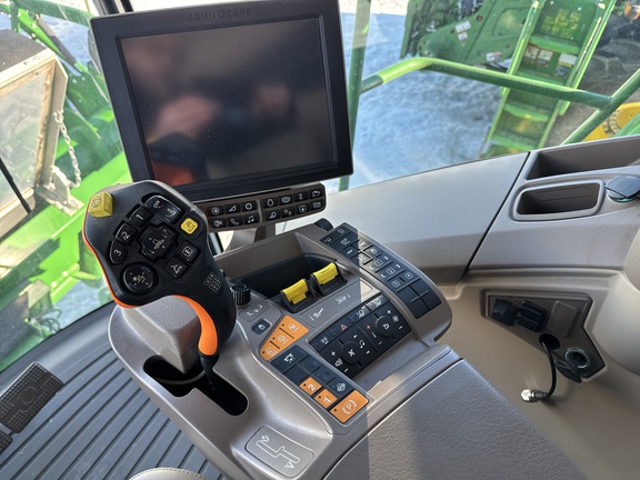 Used 2019 John Deere S780 Combines at Horizon Ag & Turf in Lloydminster, AB - Photo18