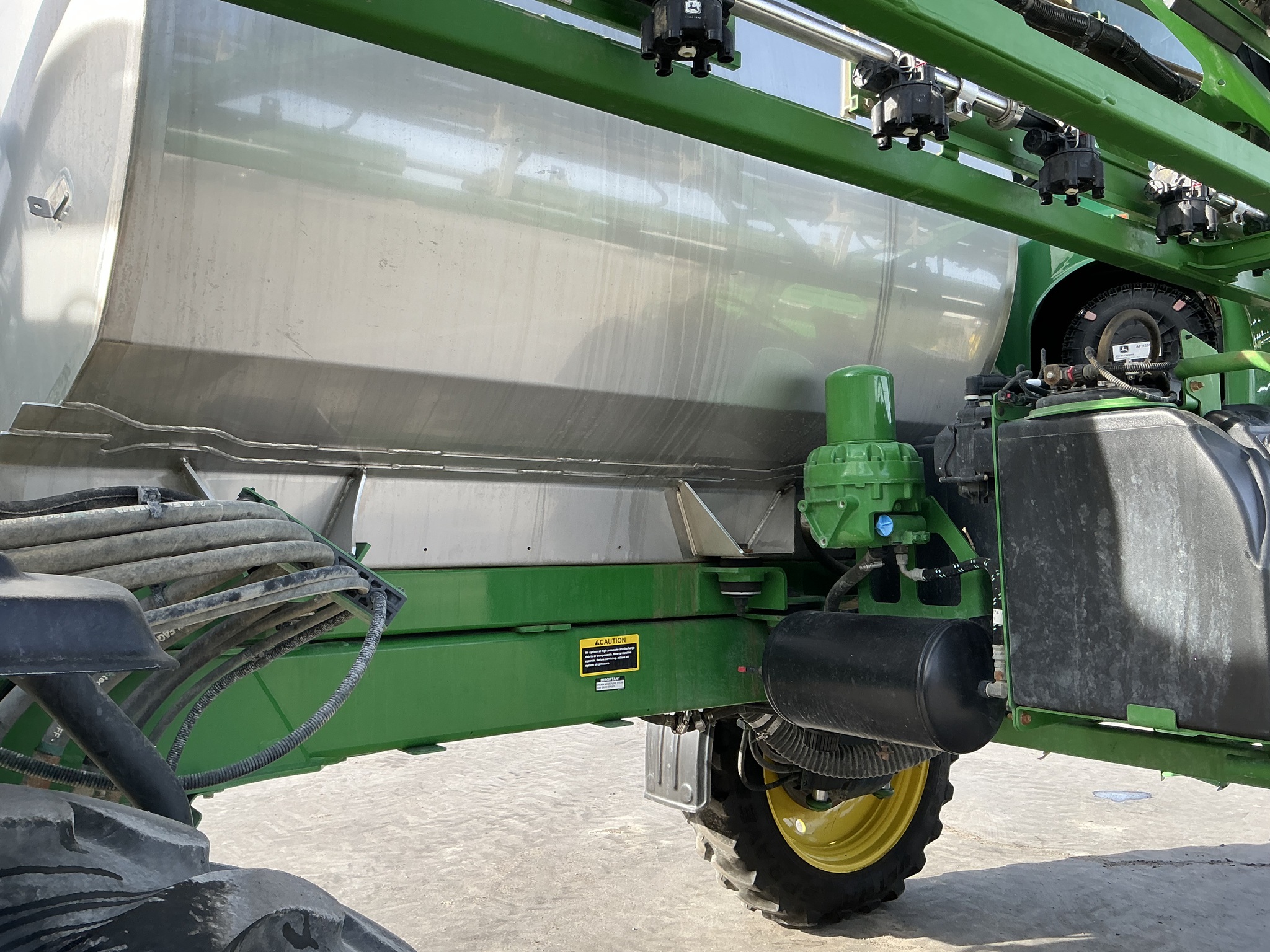 2020 John Deere R4044 Image 19