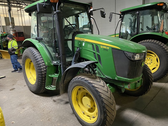  John Deere 5085M