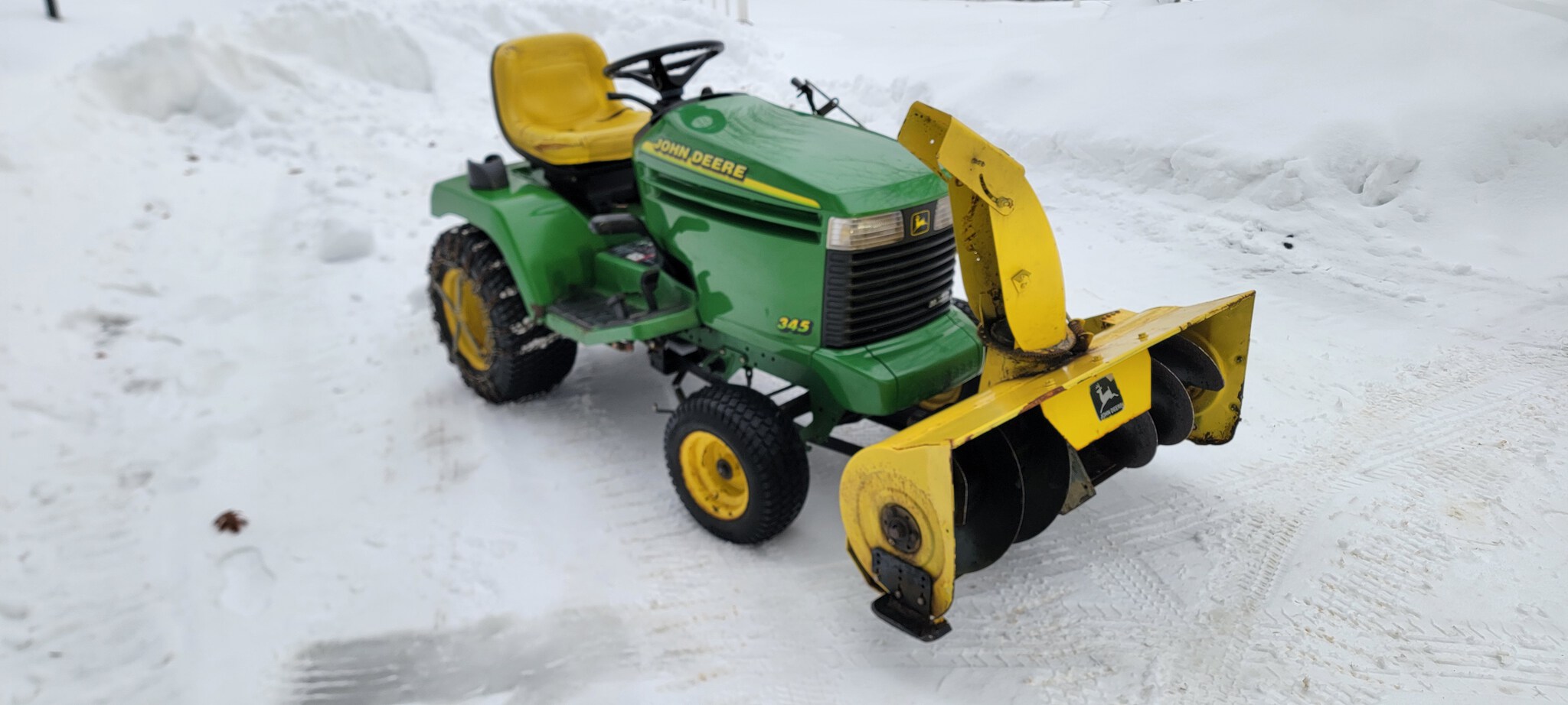 2000 John Deere 345 Image 9