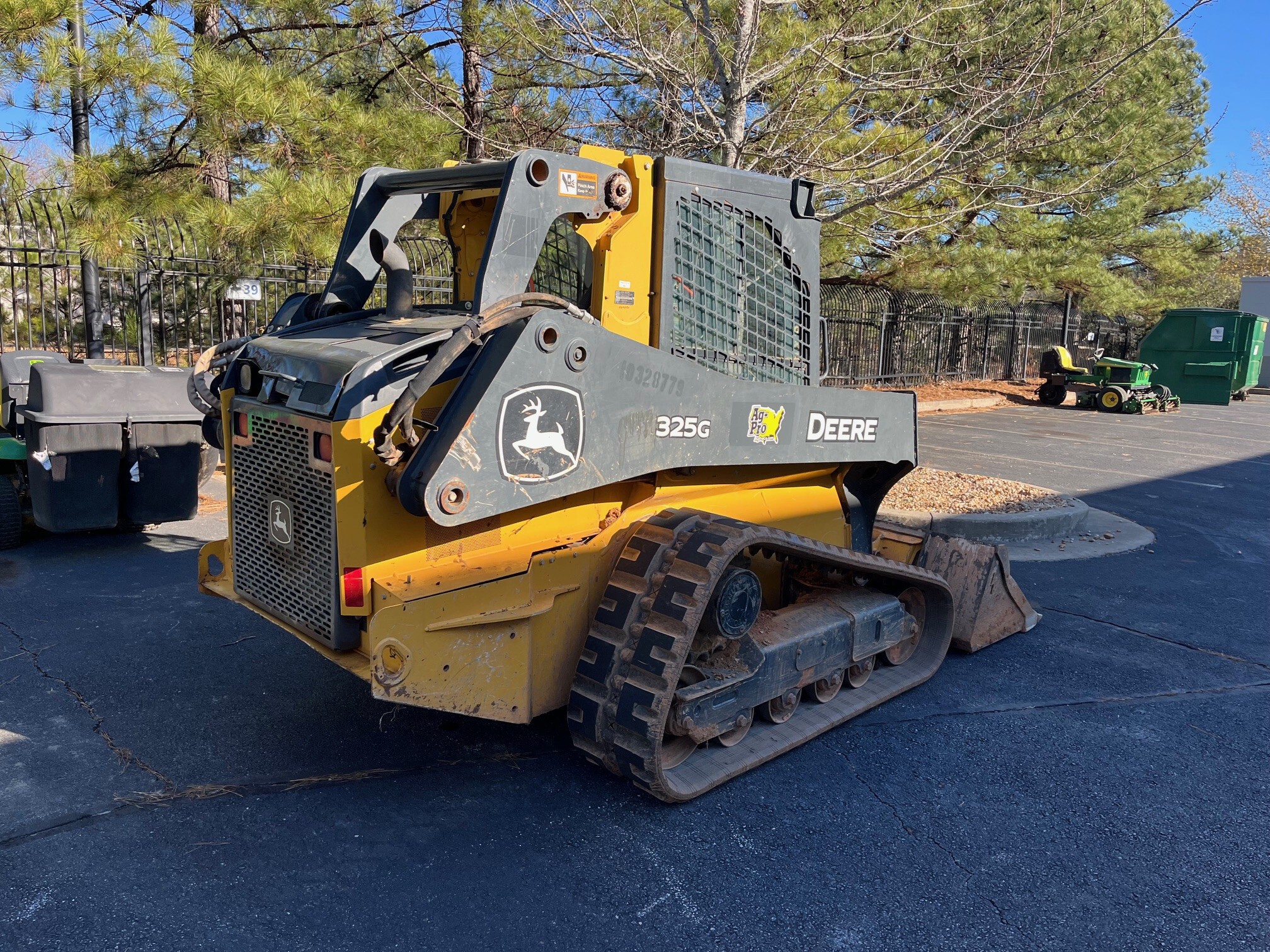 2021 John Deere 325G Image 4