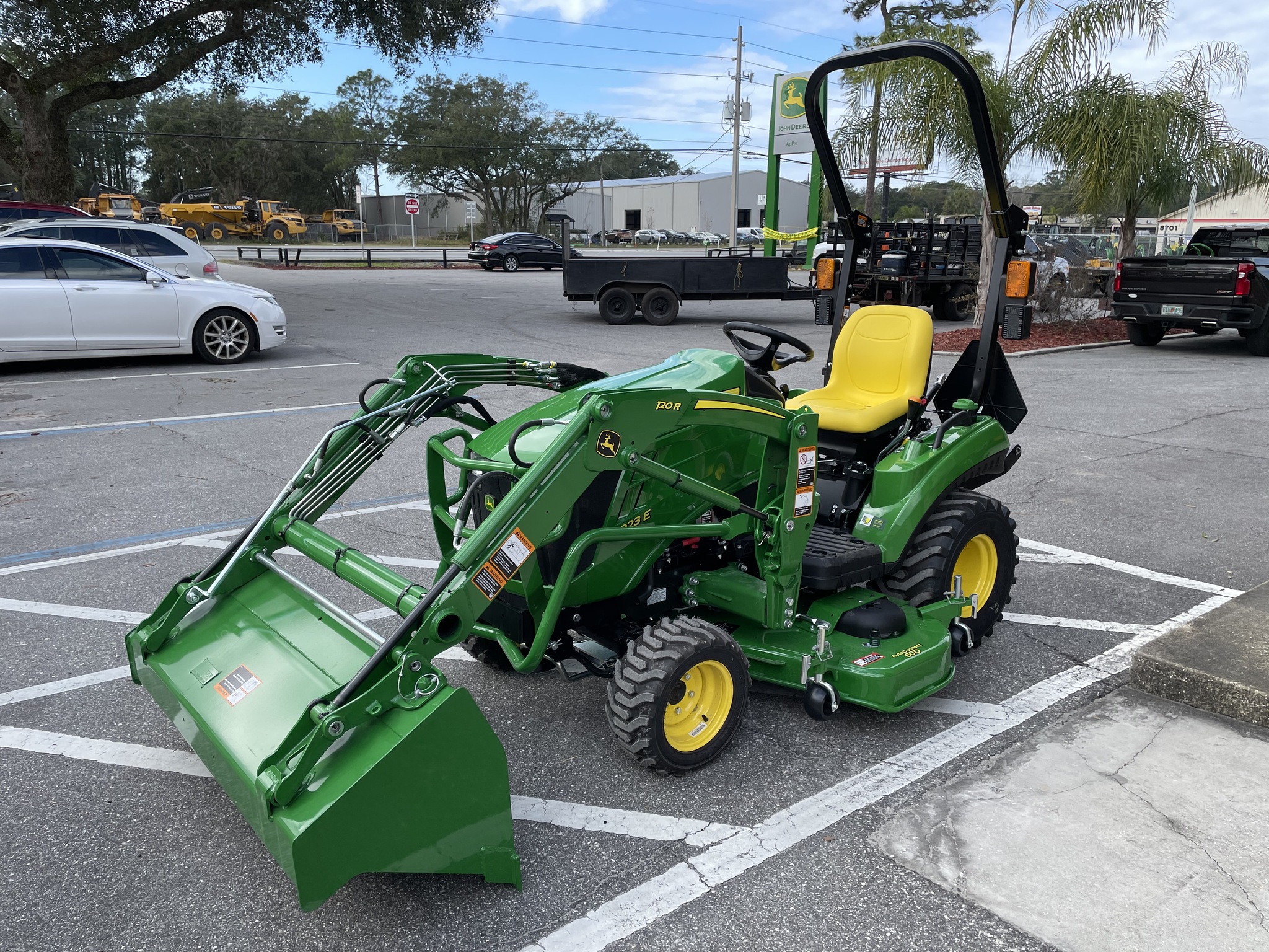 2025 John Deere 1023E Image 3