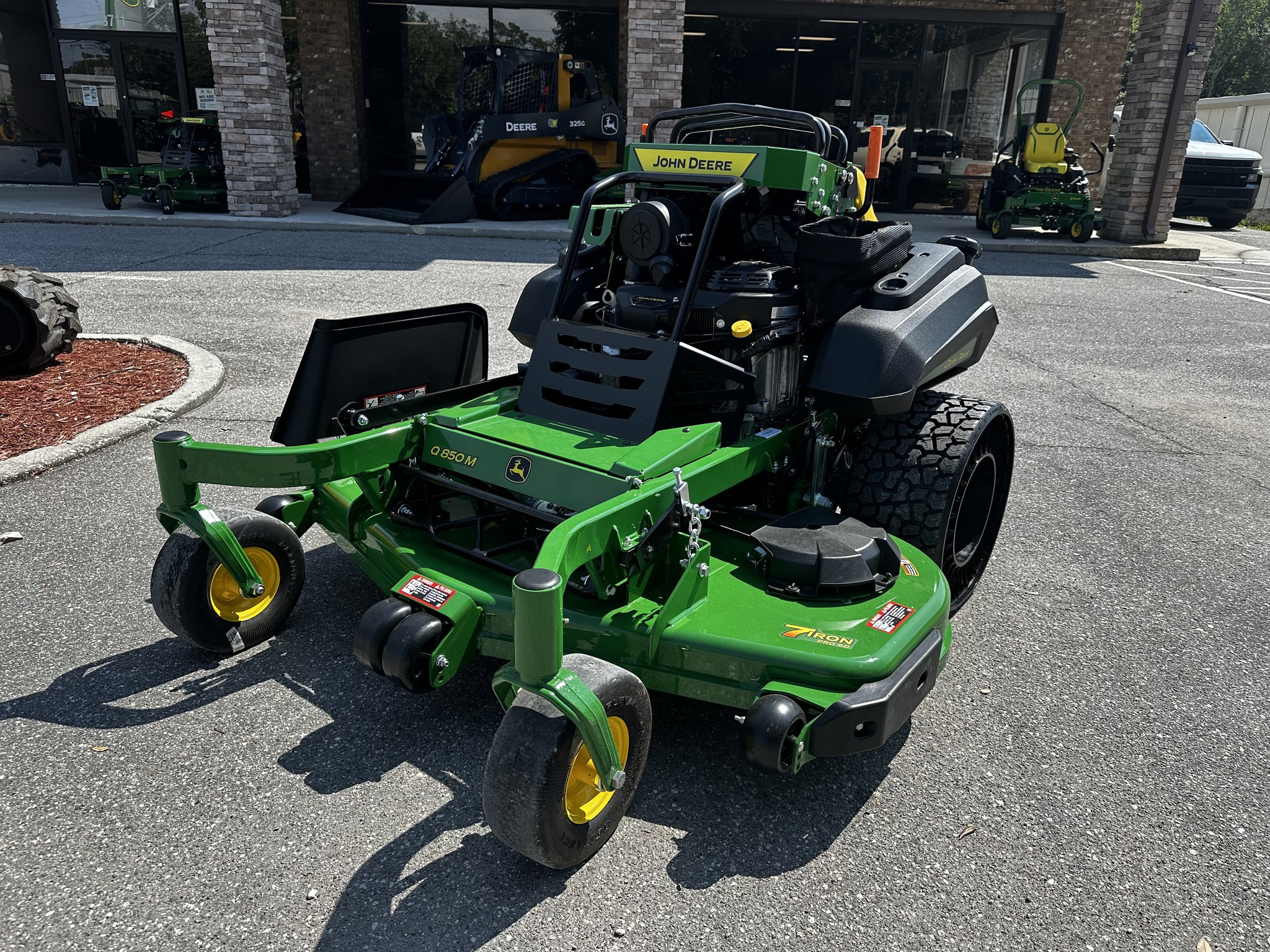 2026 John Deere Q850M w/ No Flat Tweels Image 1
