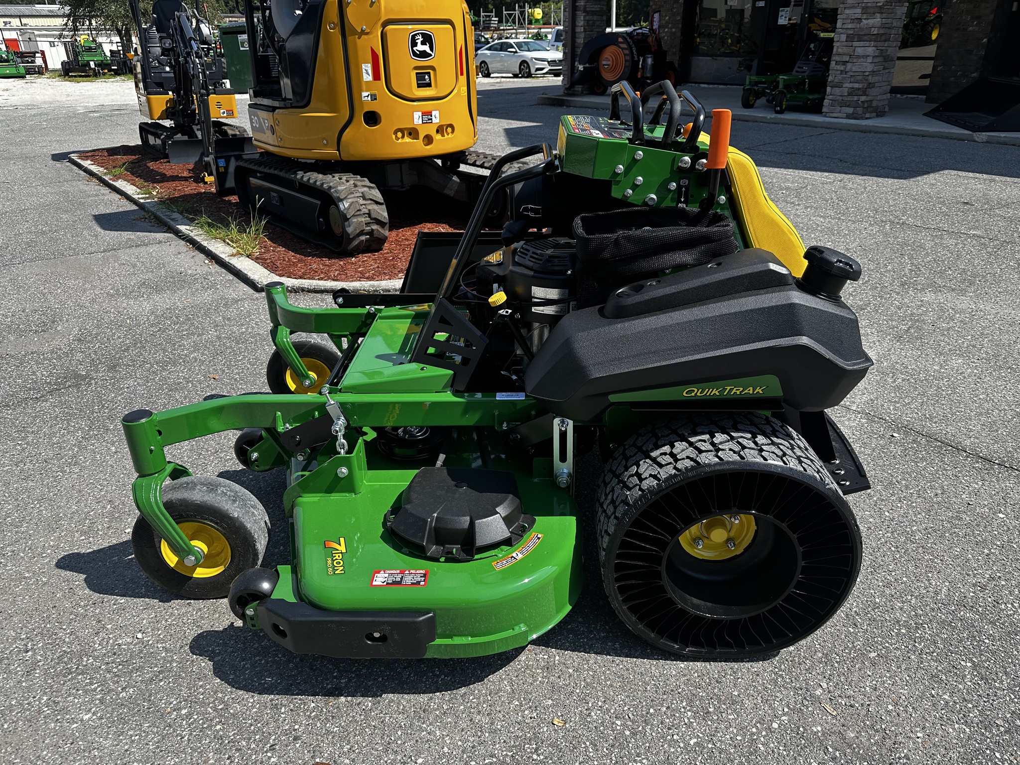 2026 John Deere Q850M w/ No Flat Tweels Image 3