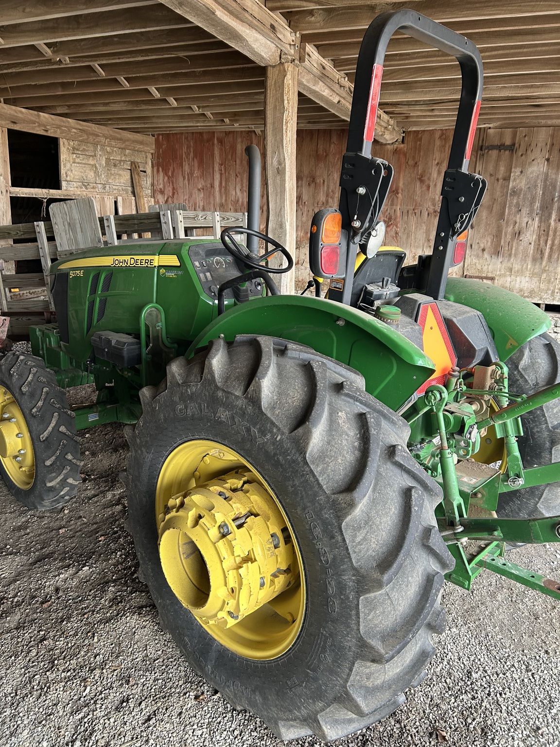 2017 John Deere 5075E Image 1