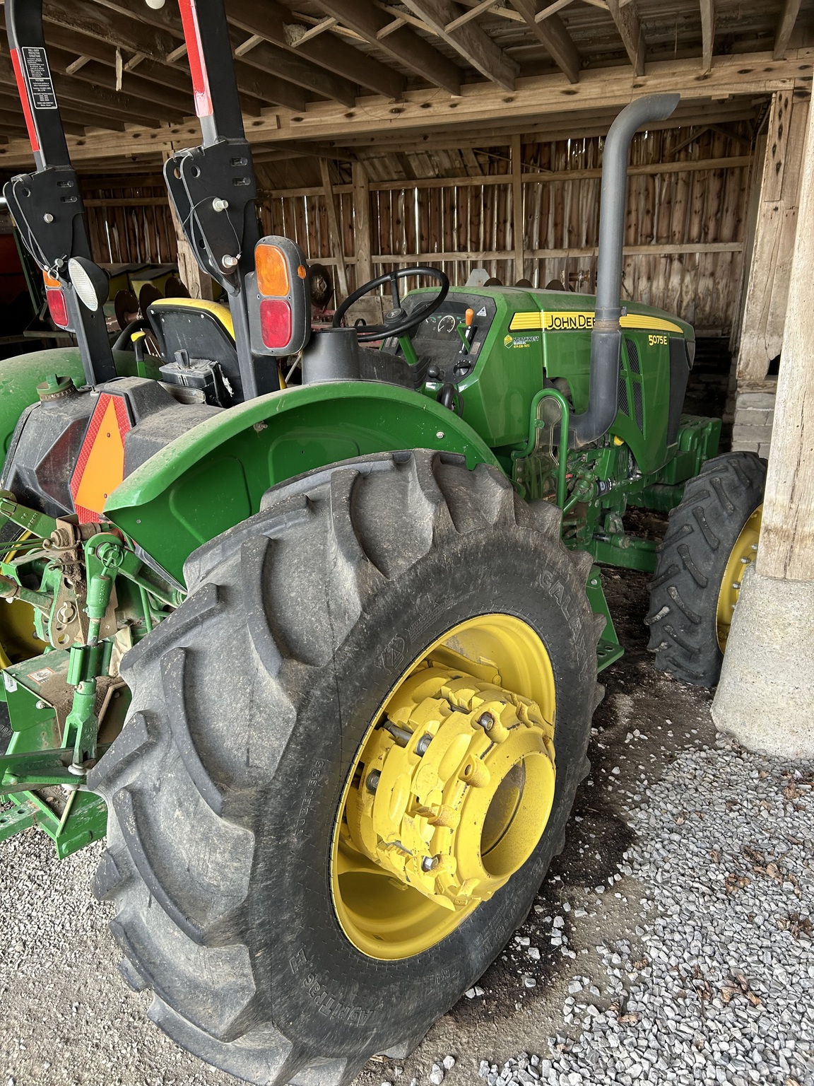 2017 John Deere 5075E Image 4