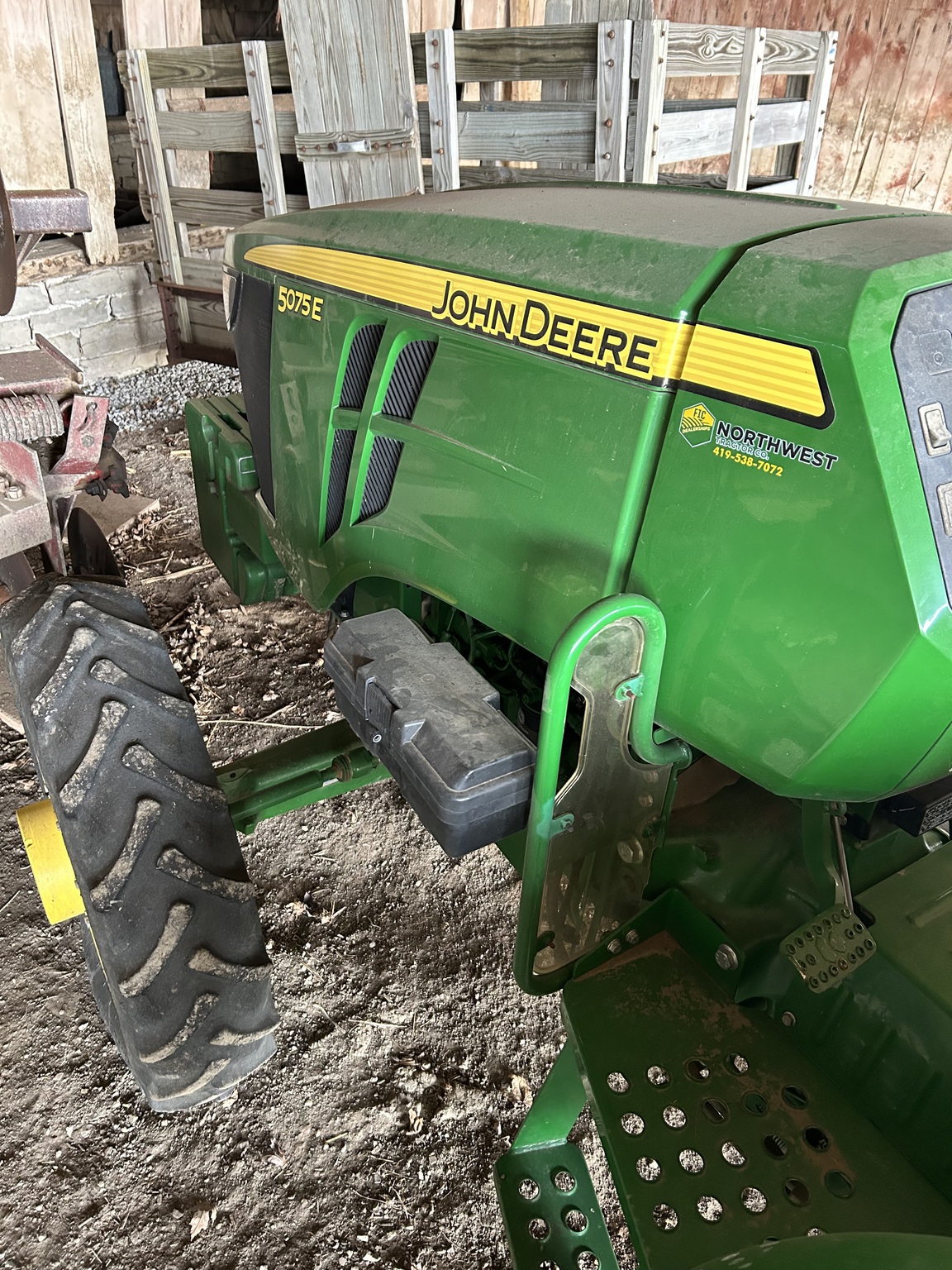 2017 John Deere 5075E Image 8