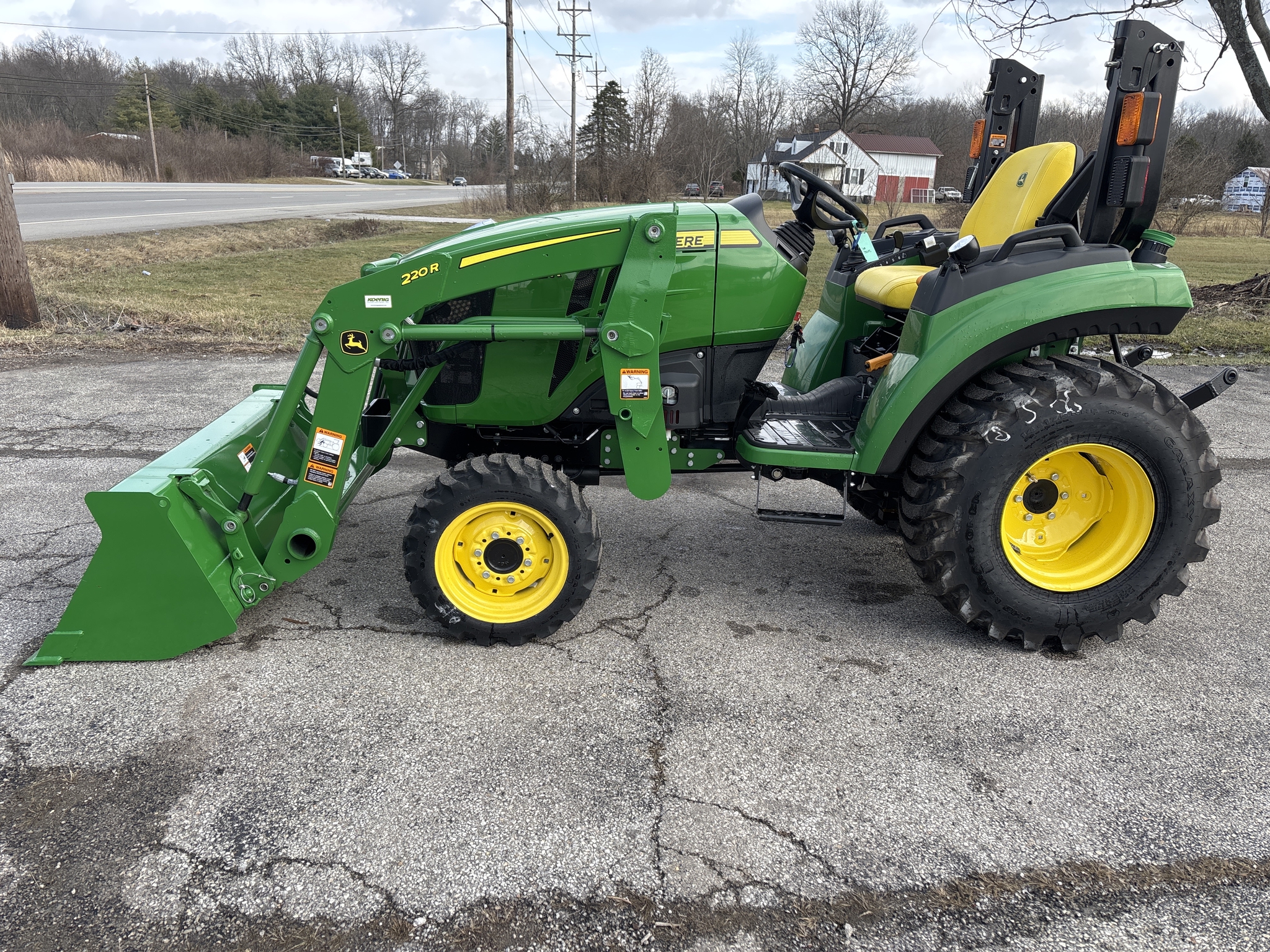 New In-Stock 2024 John Deere 2032R Compact Utility Tractors at Koenig Equipment in Amelia, OH - PhotoXL0