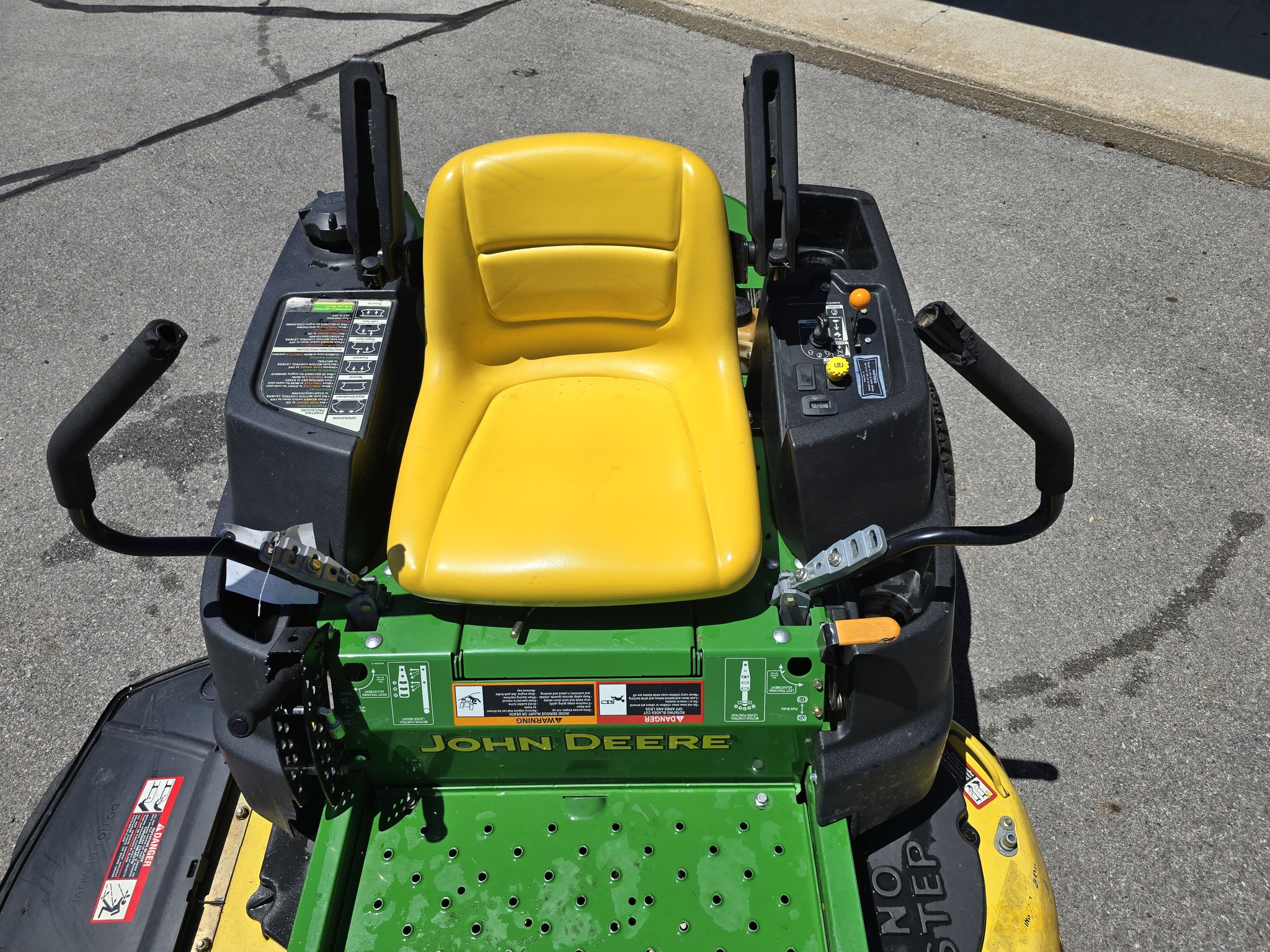 2011 John Deere Z425 Image 8