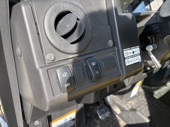 2022 John Deere XUV835M HVAC Cab