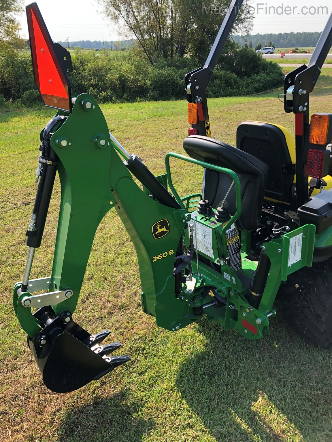 2020 John Deere 1025R Tractor-Loader-Backhoe Image 6