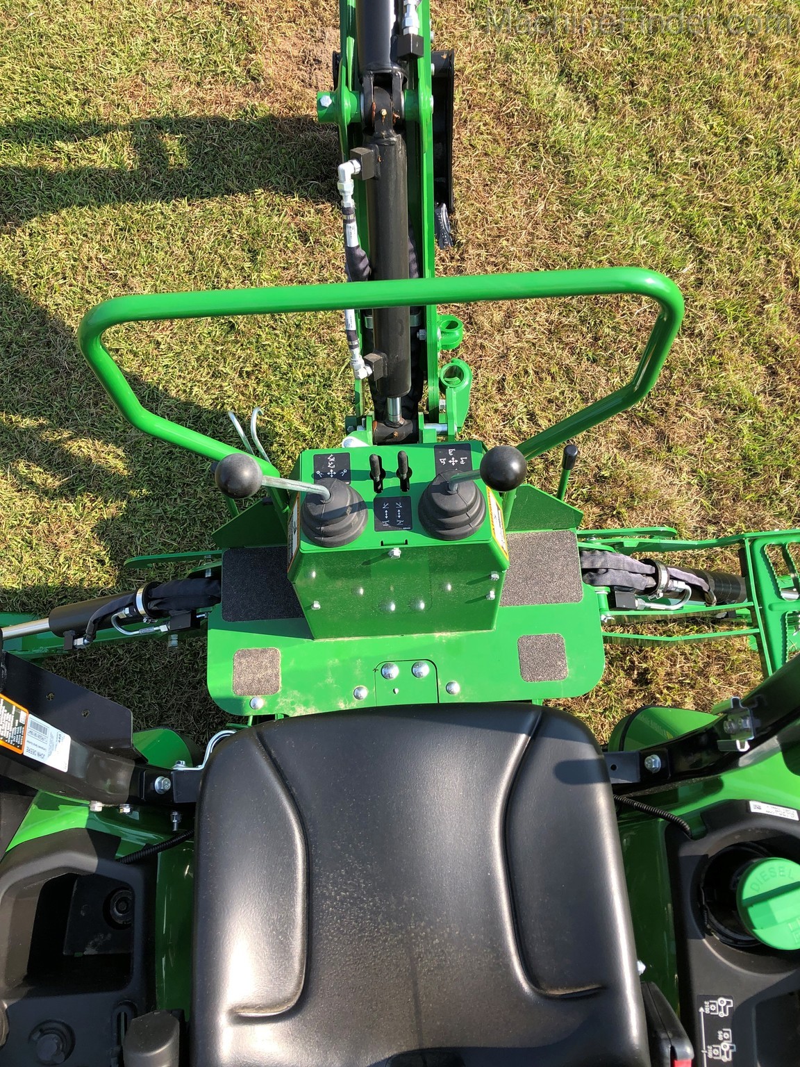 2020 John Deere 1025R Tractor-Loader-Backhoe Image 9