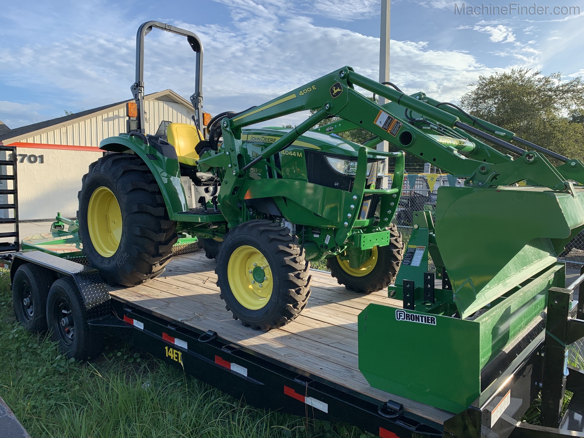2020 John Deere 4044M Image 2