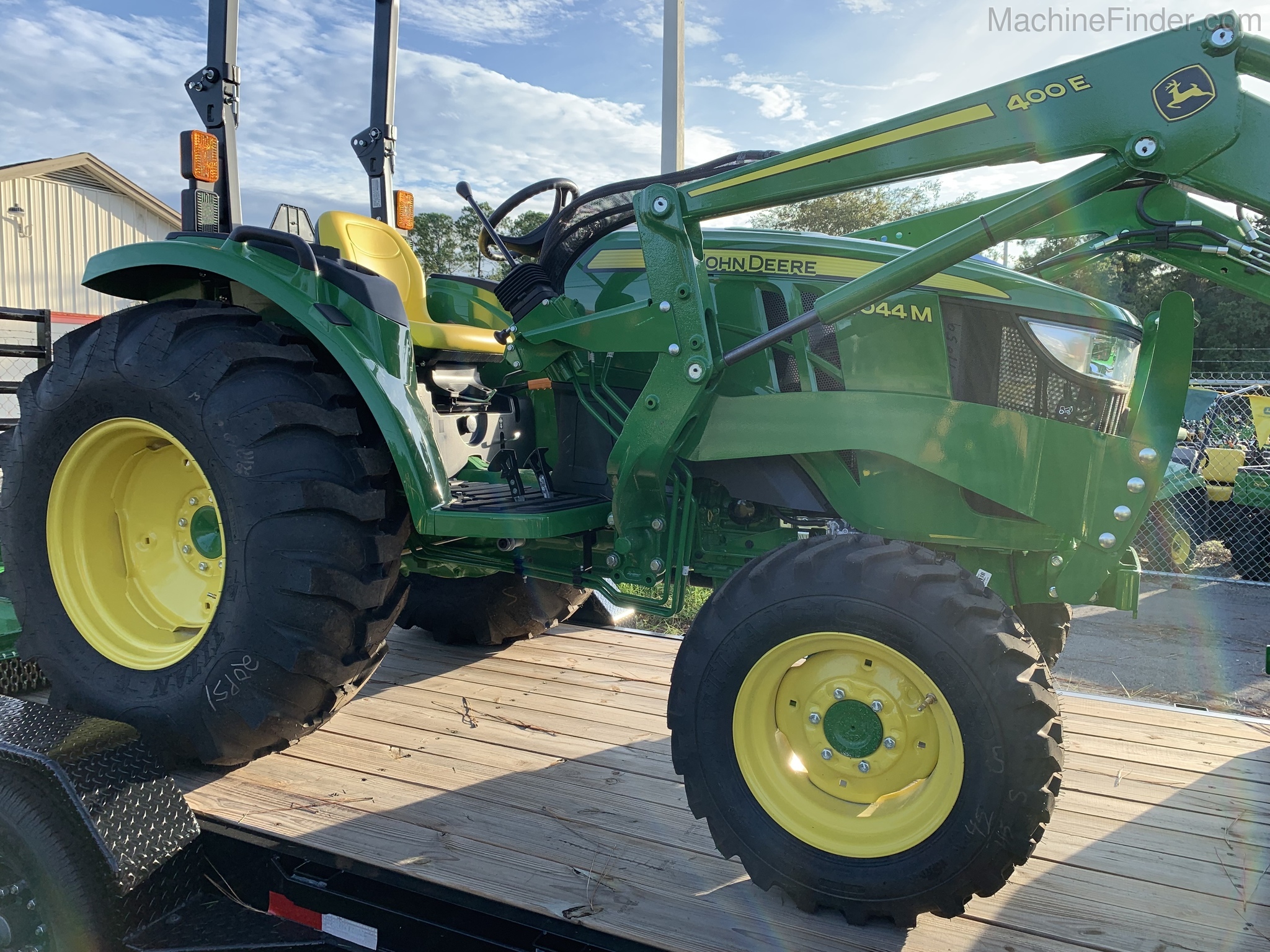 2020 John Deere 4044M Image 4
