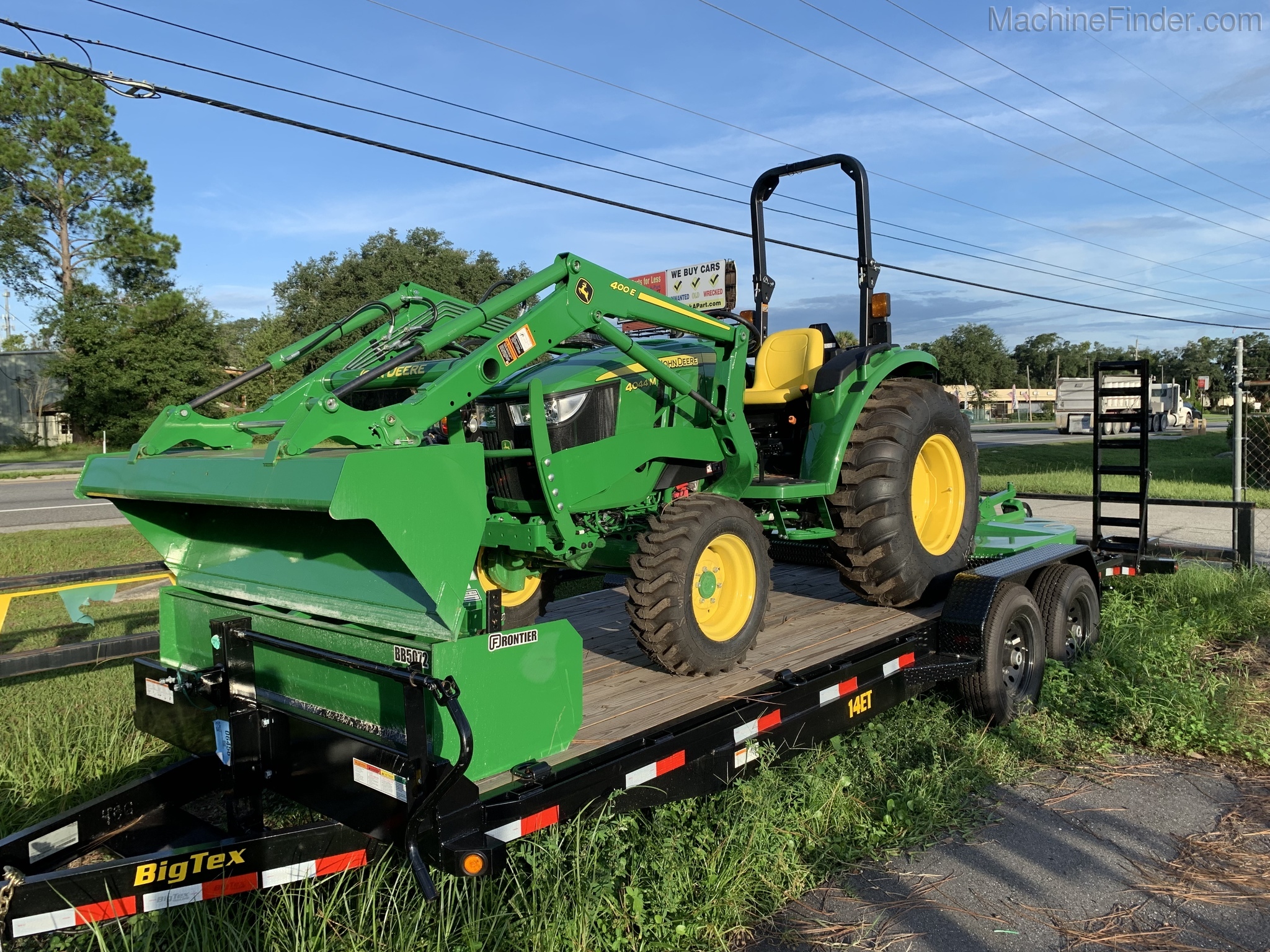 2020 John Deere 4044M Image 8
