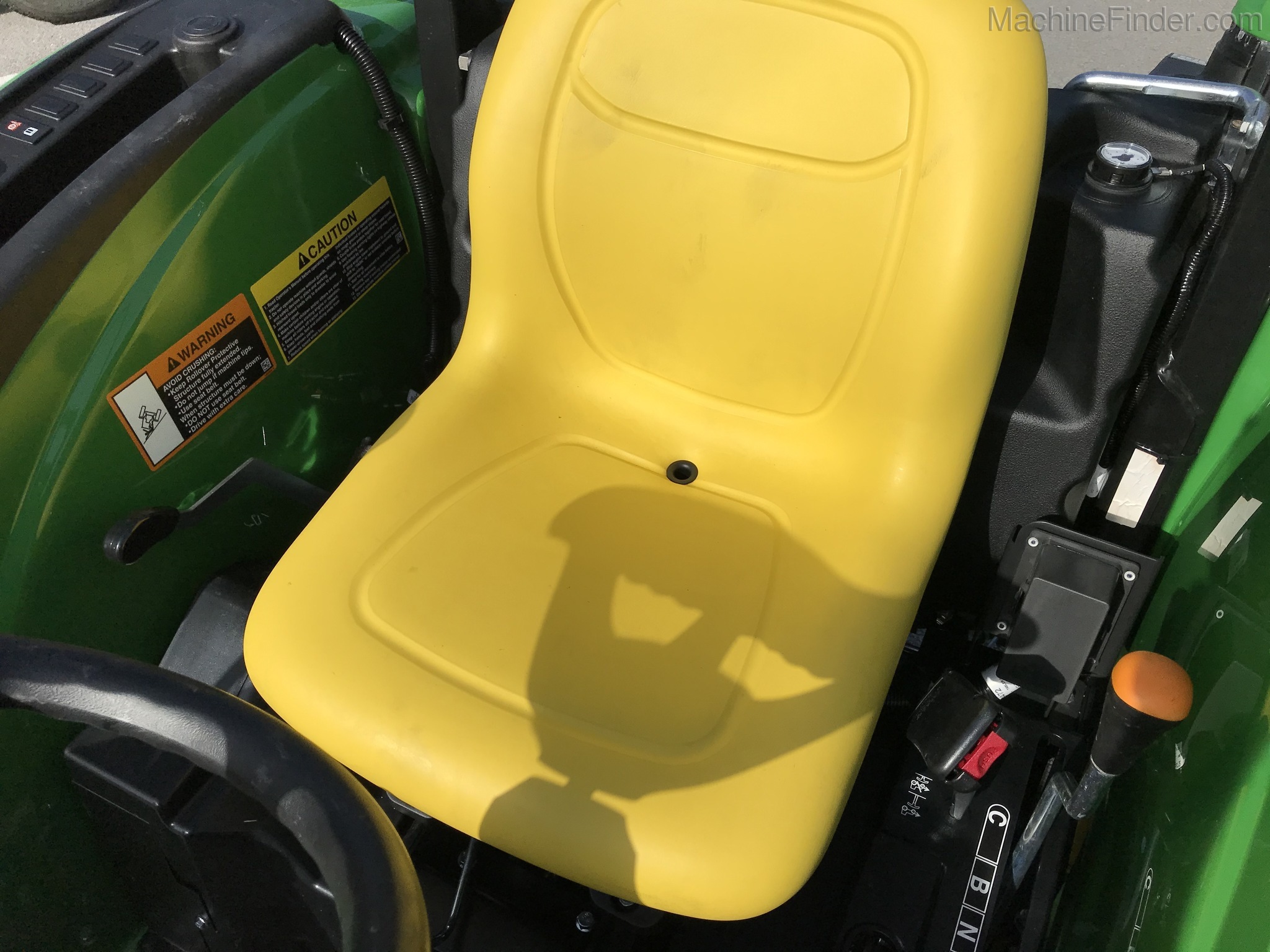 2020 John Deere 4044M Image 9