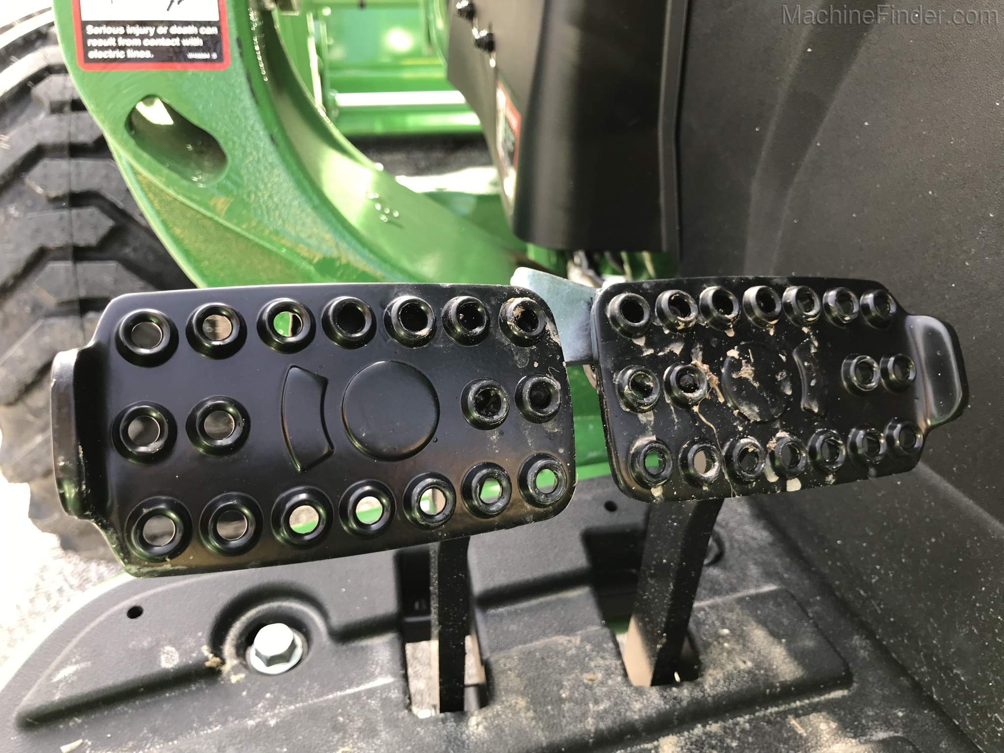 2020 John Deere 4044M Image 8