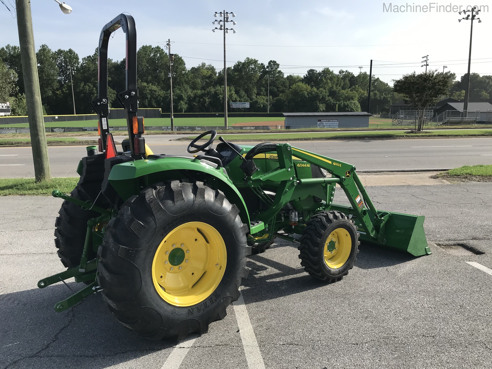 2020 John Deere 4044M Image 4
