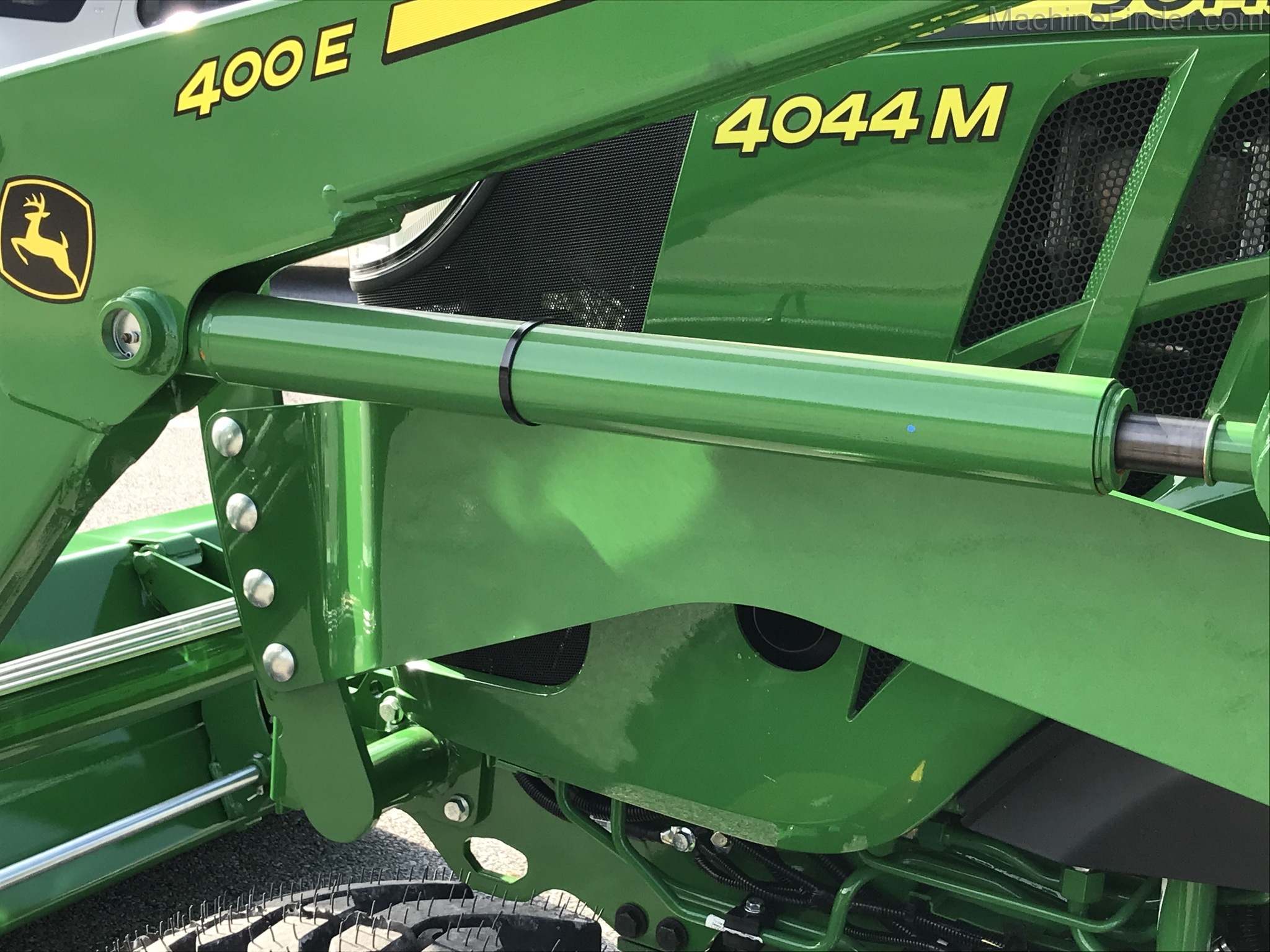 2020 John Deere 4044M Image 7