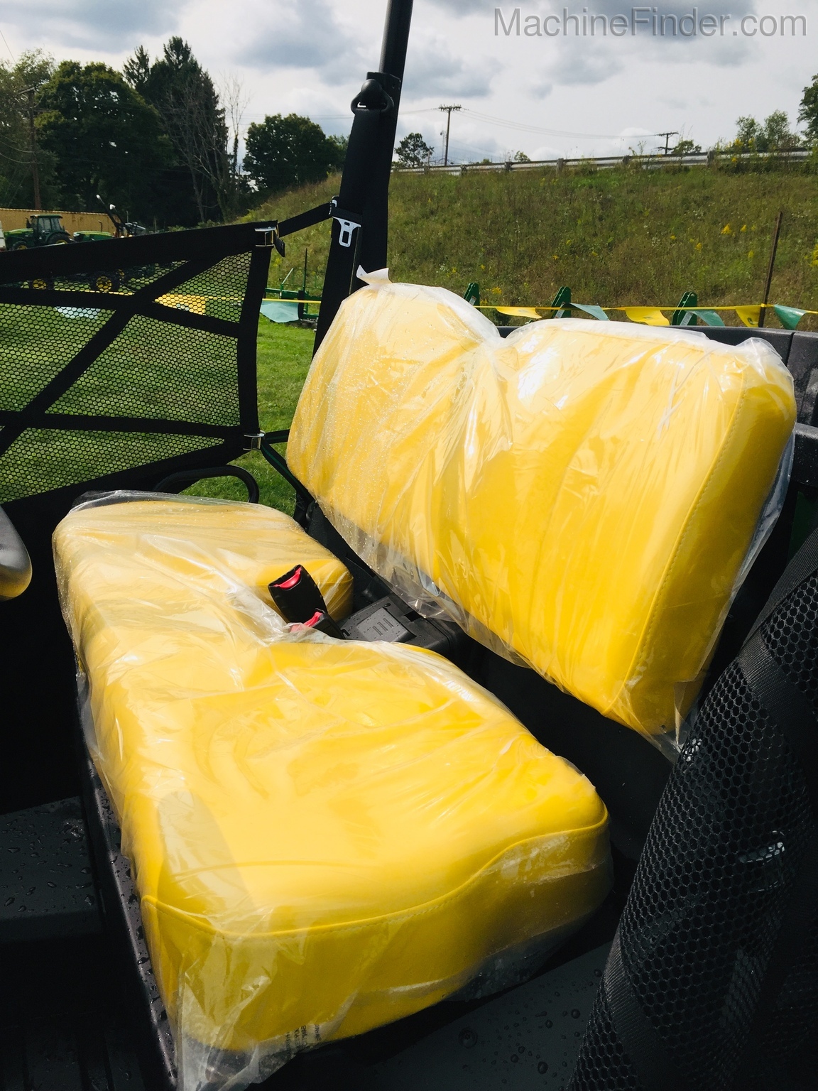 2020 John Deere XUV590M Image 8