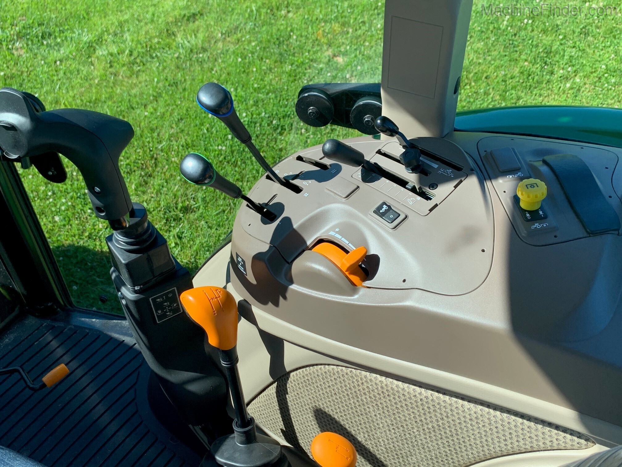 2020 John Deere 5100E Image 9