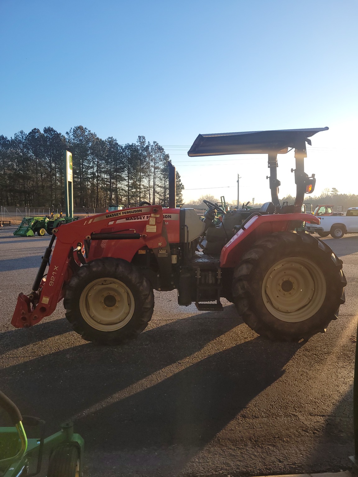 2016 Massey Ferguson 4607M Image 2