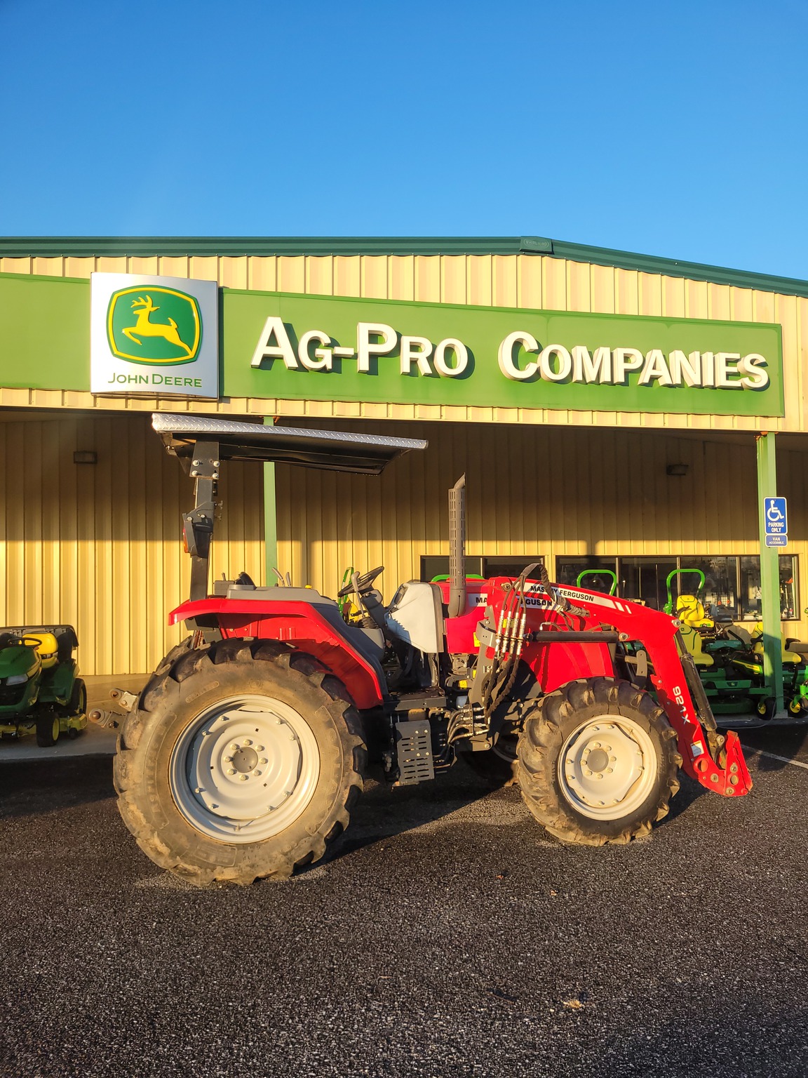 2016 Massey Ferguson 4607M Image 1