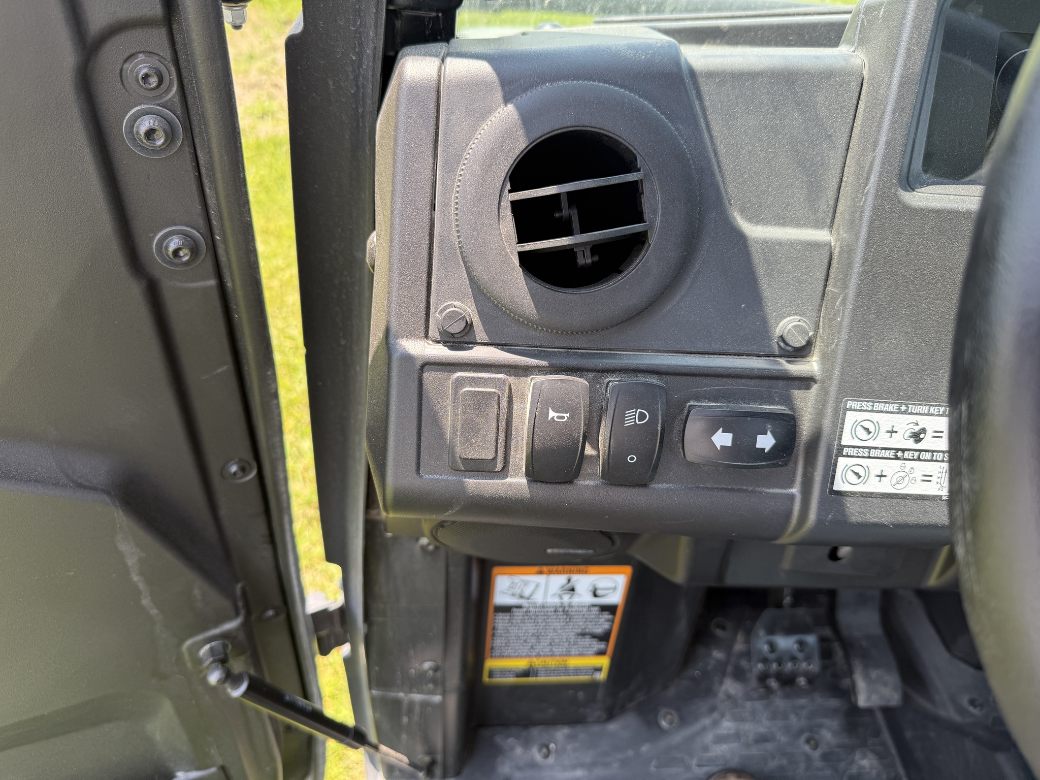 2024 John Deere XUV 835M Image 9