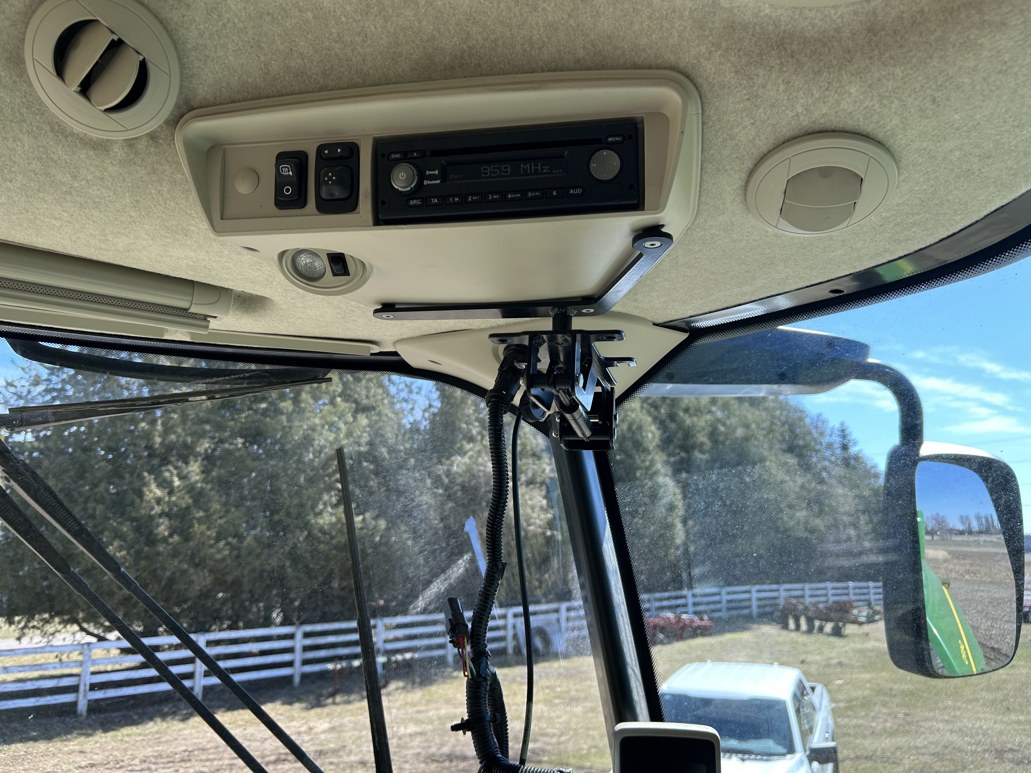2017 John Deere S670 Image 23