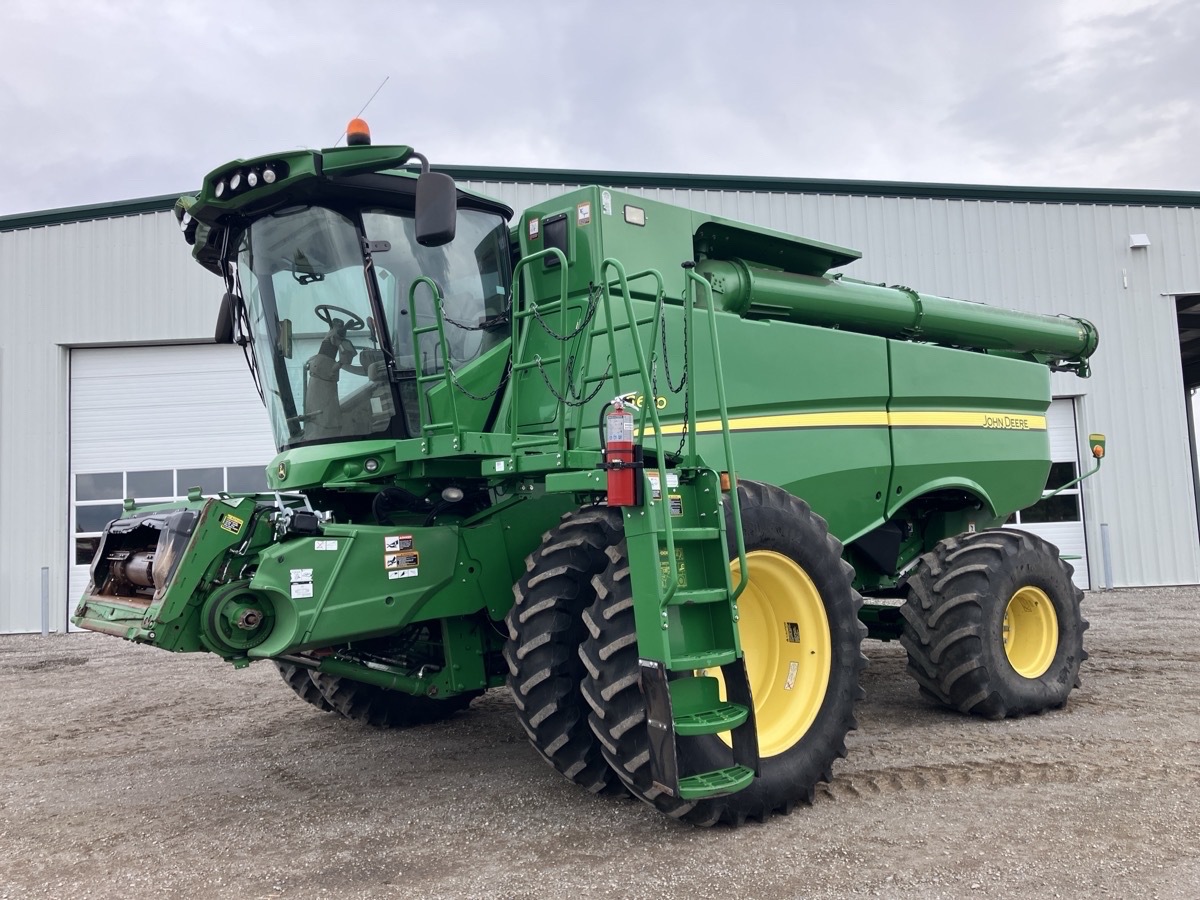 2017 John Deere S670 Image 2