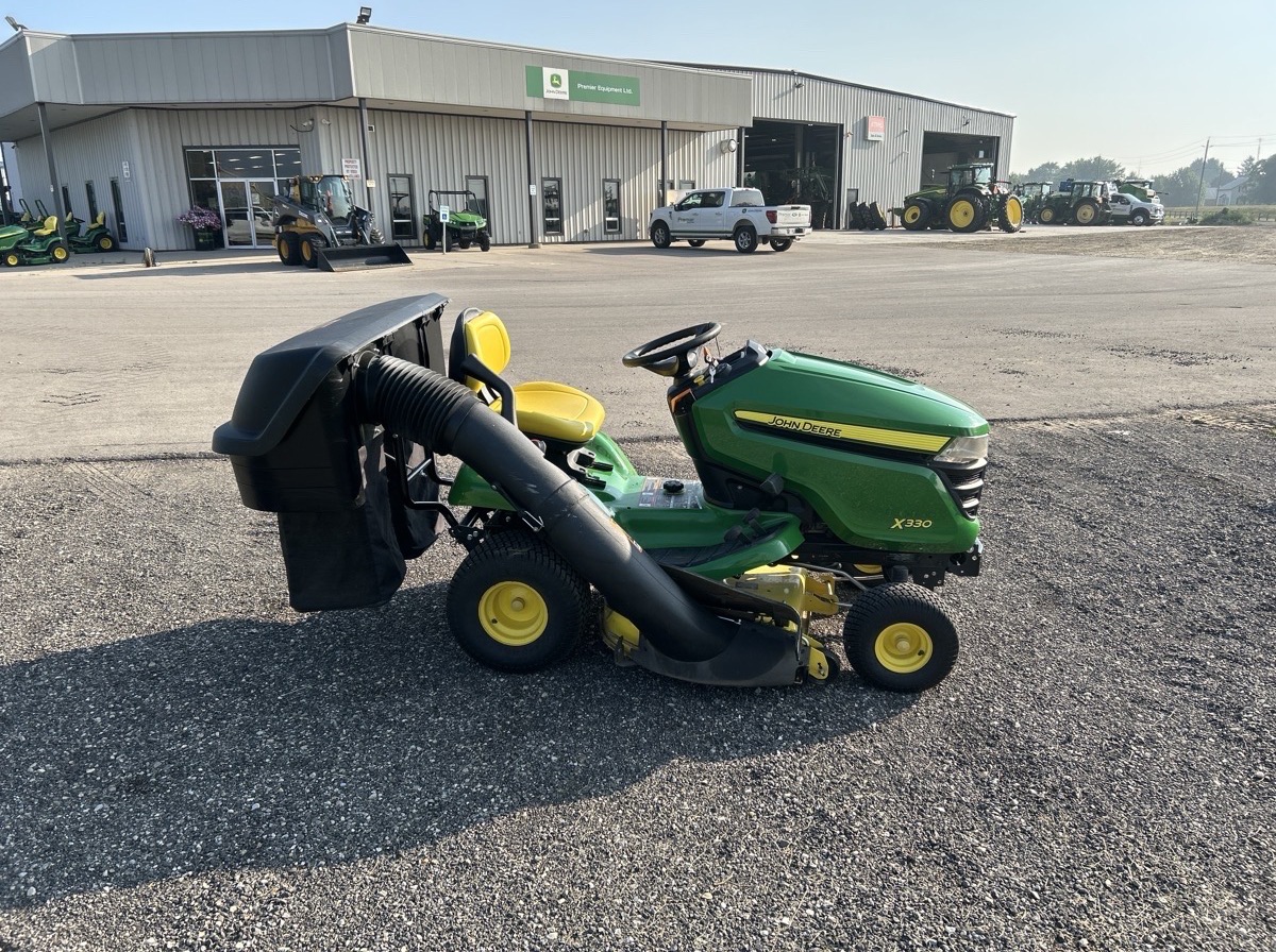 2017 John Deere X330 Image 3
