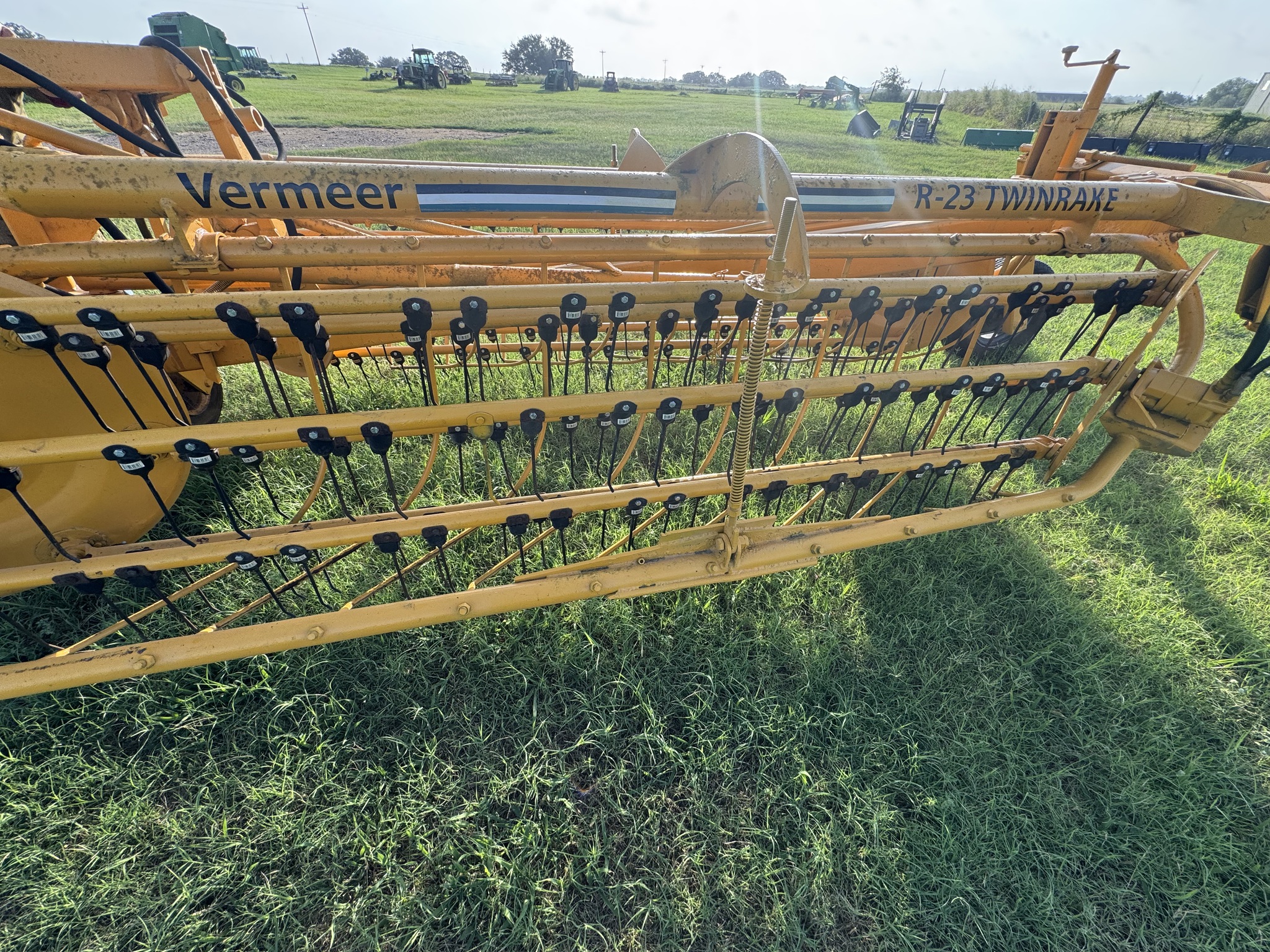 2005 Vermeer R-23 TWIN RAKE Image 6