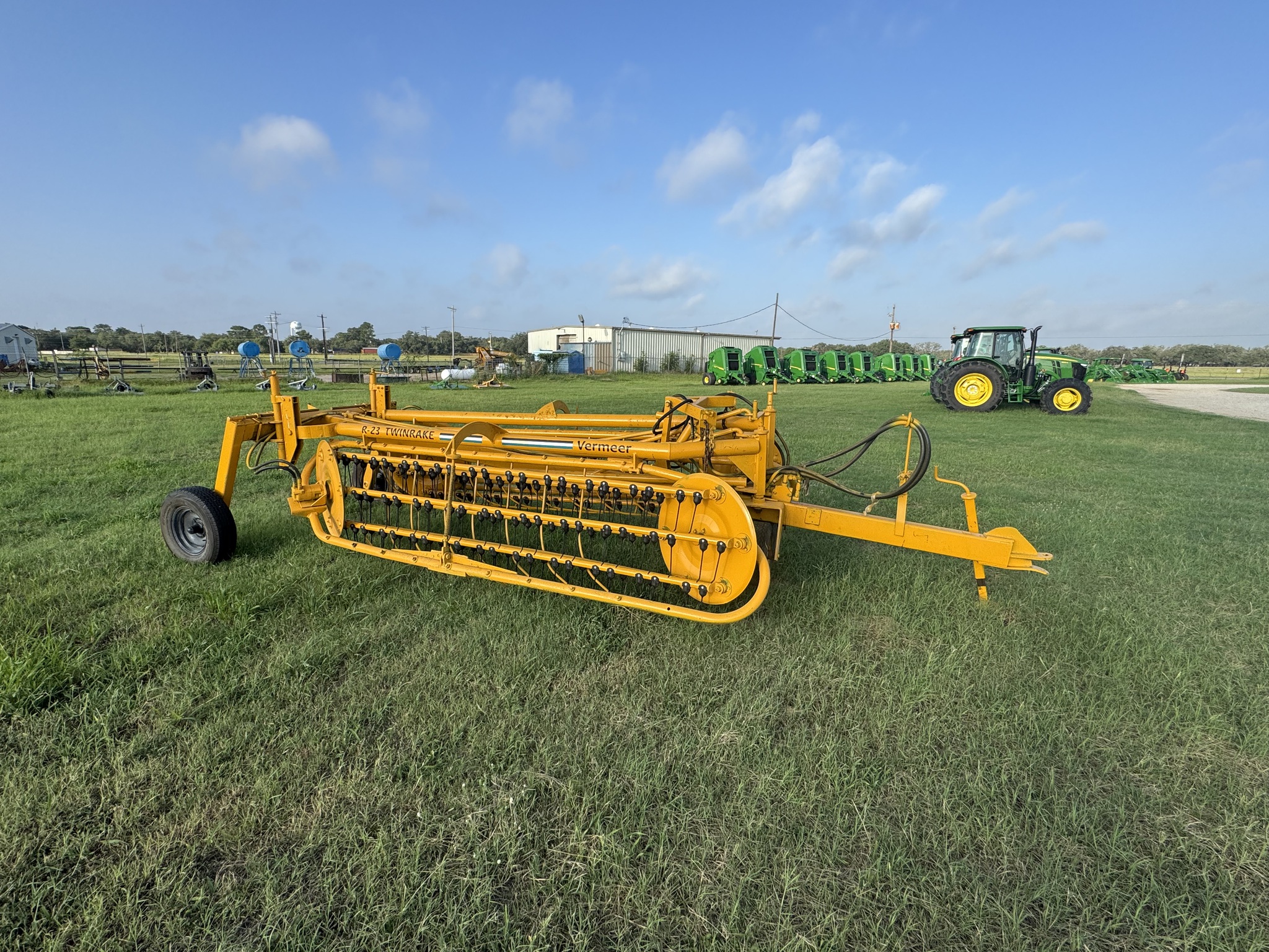 2005 Vermeer R-23 TWIN RAKE Image 1