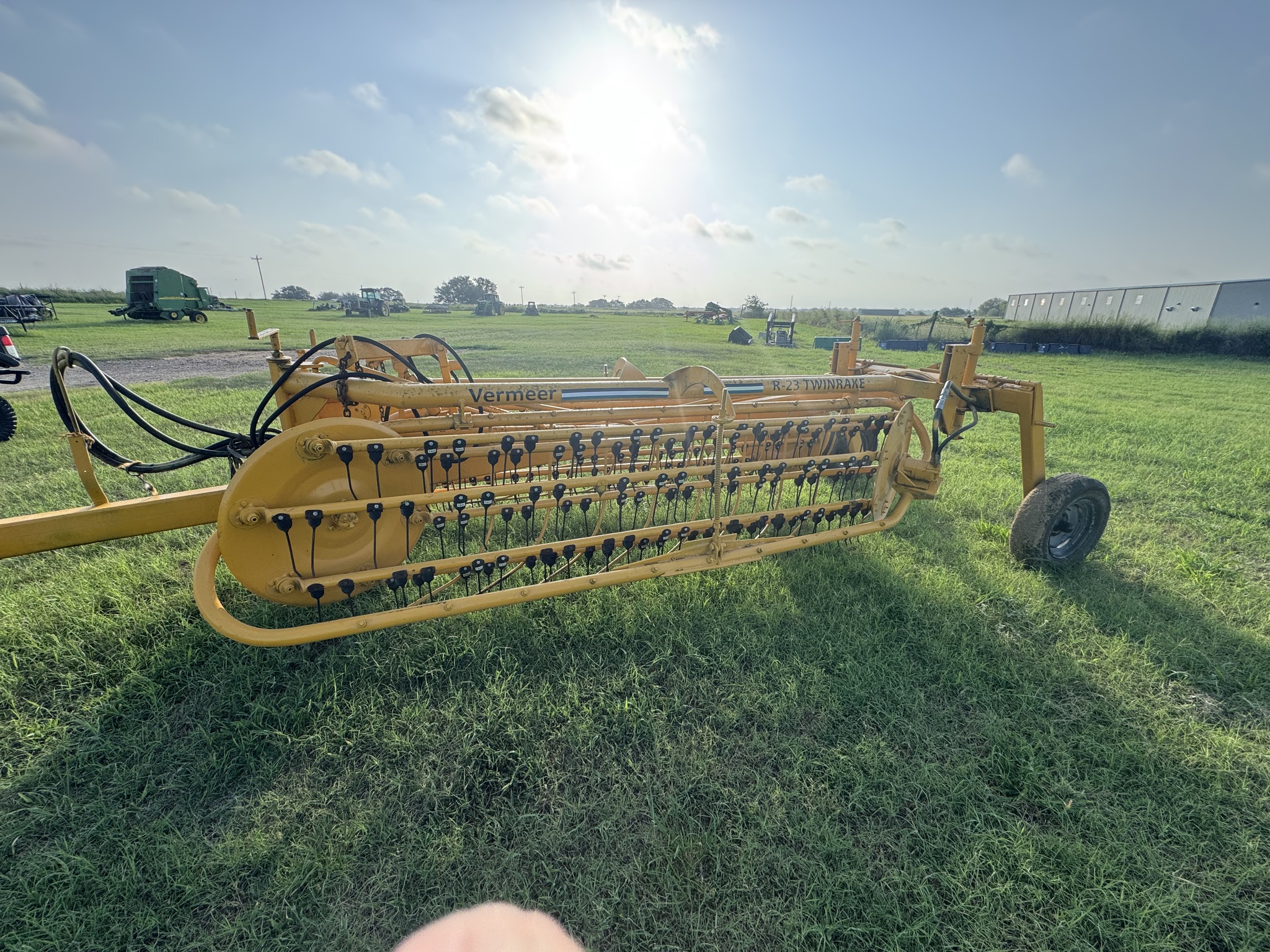2005 Vermeer R-23 TWIN RAKE Image 3