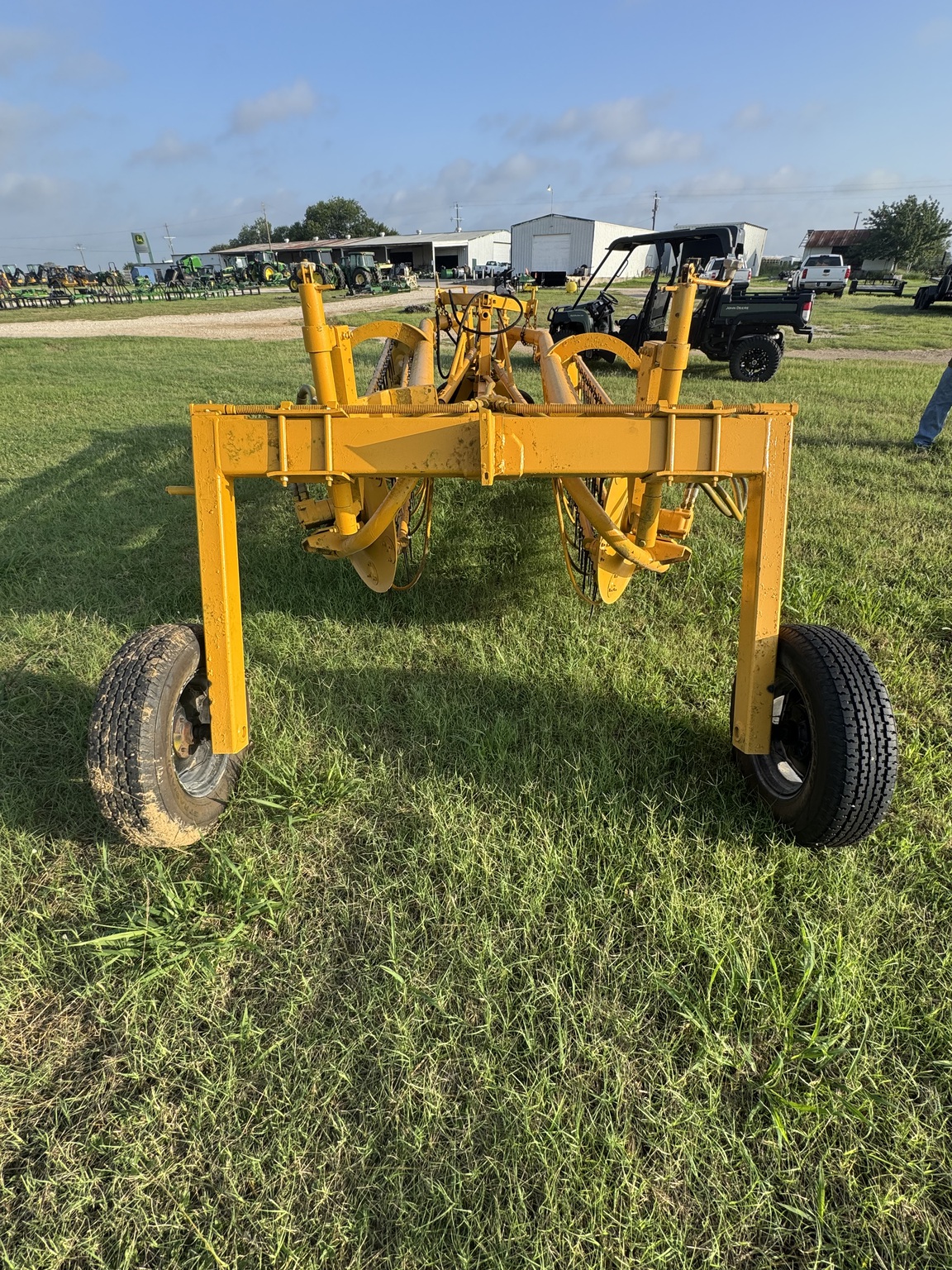 2005 Vermeer R-23 TWIN RAKE Image 4