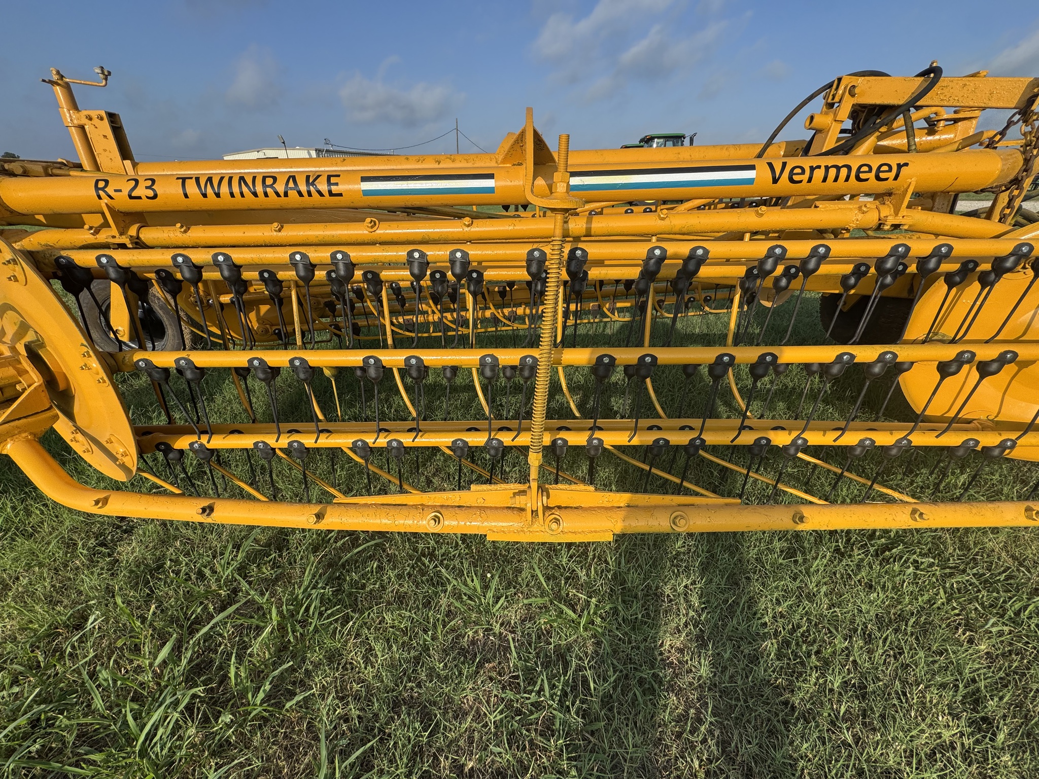 2005 Vermeer R-23 TWIN RAKE Image 5