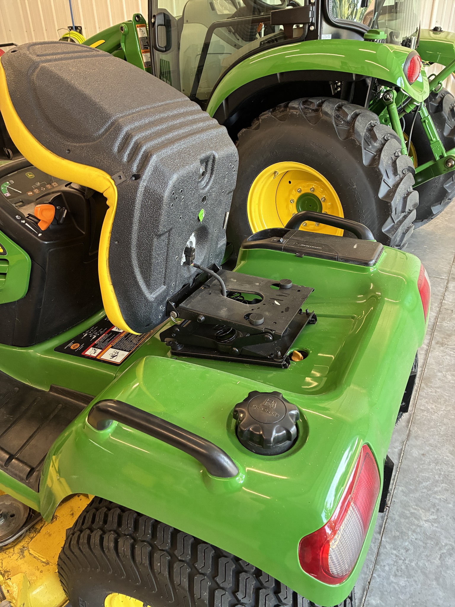 2003 John Deere X475 Image 4