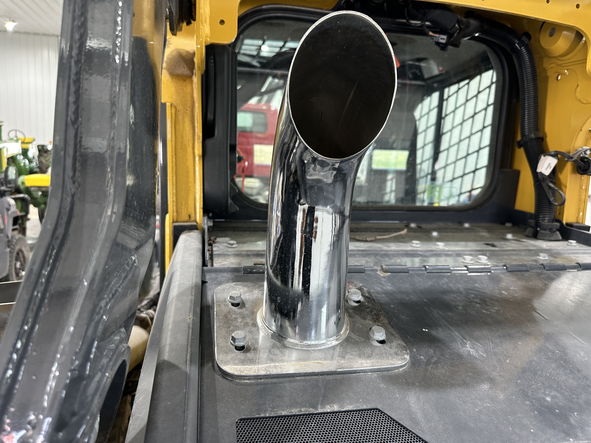 2023 John Deere 325G Image 8