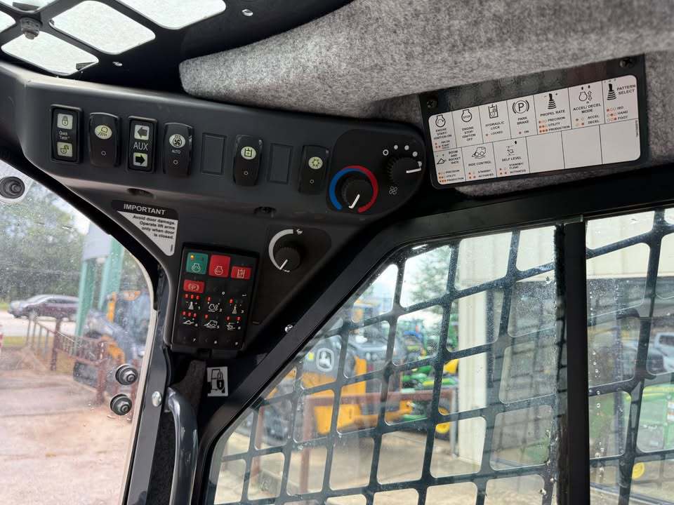 2022 John Deere 333G Image 9