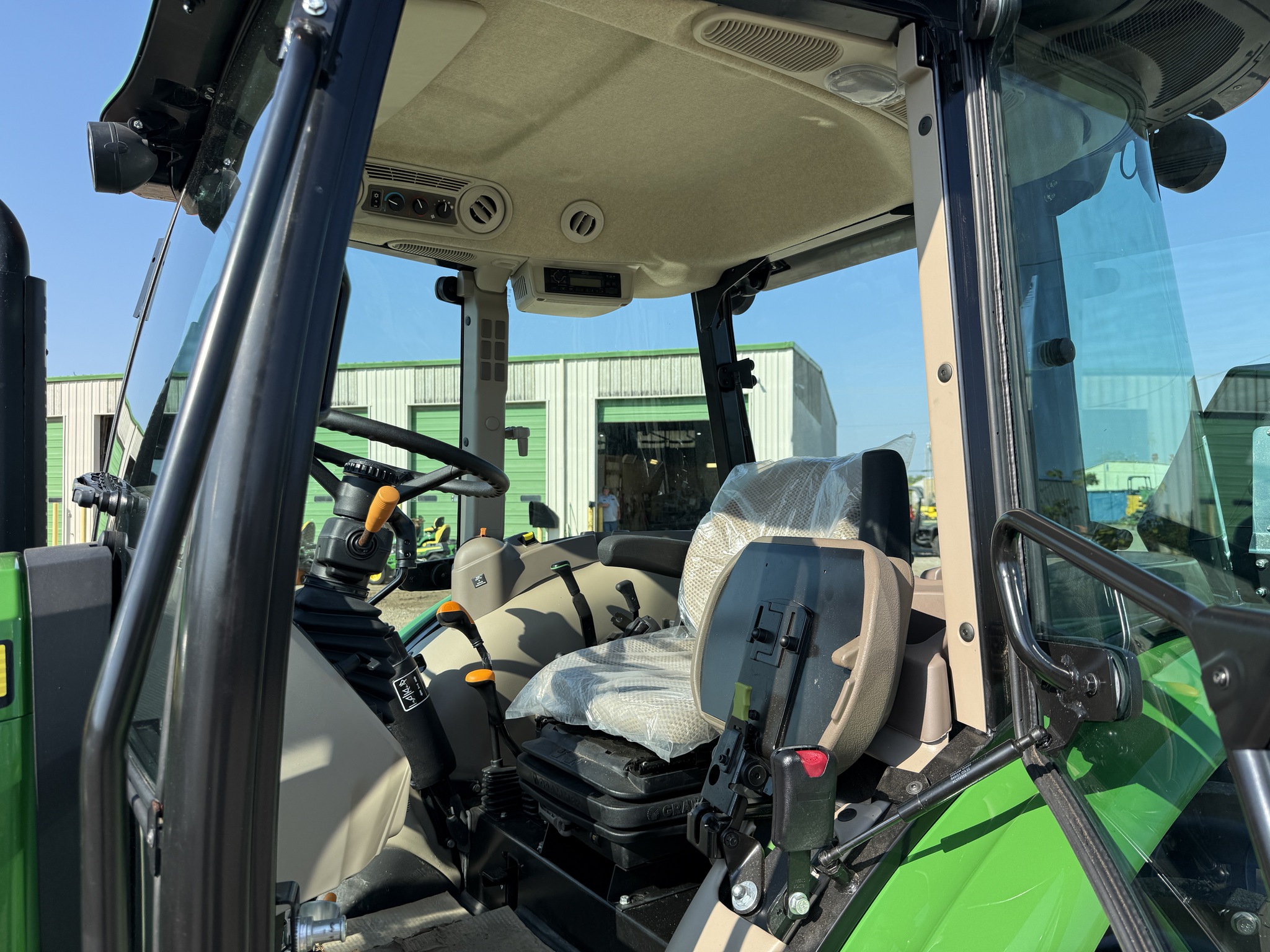2022 John Deere 5055E Image 17