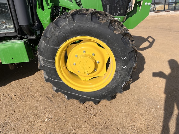 2025 John Deere 5075E - Photo13