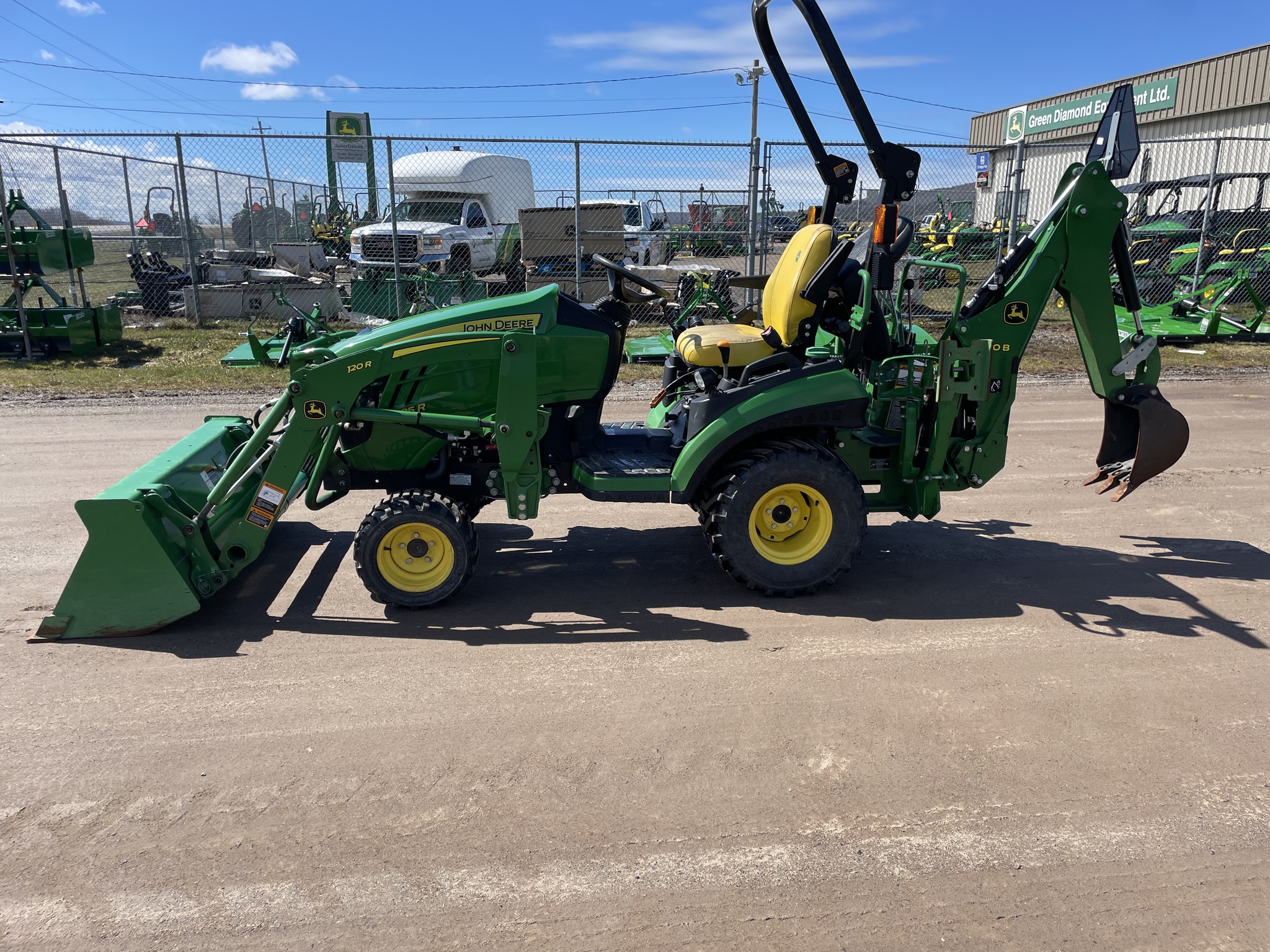 2022 John Deere 1025R Image 2