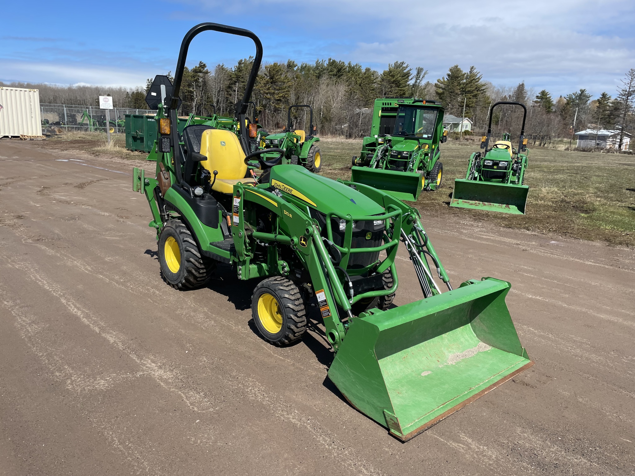2022 John Deere 1025R Image 6
