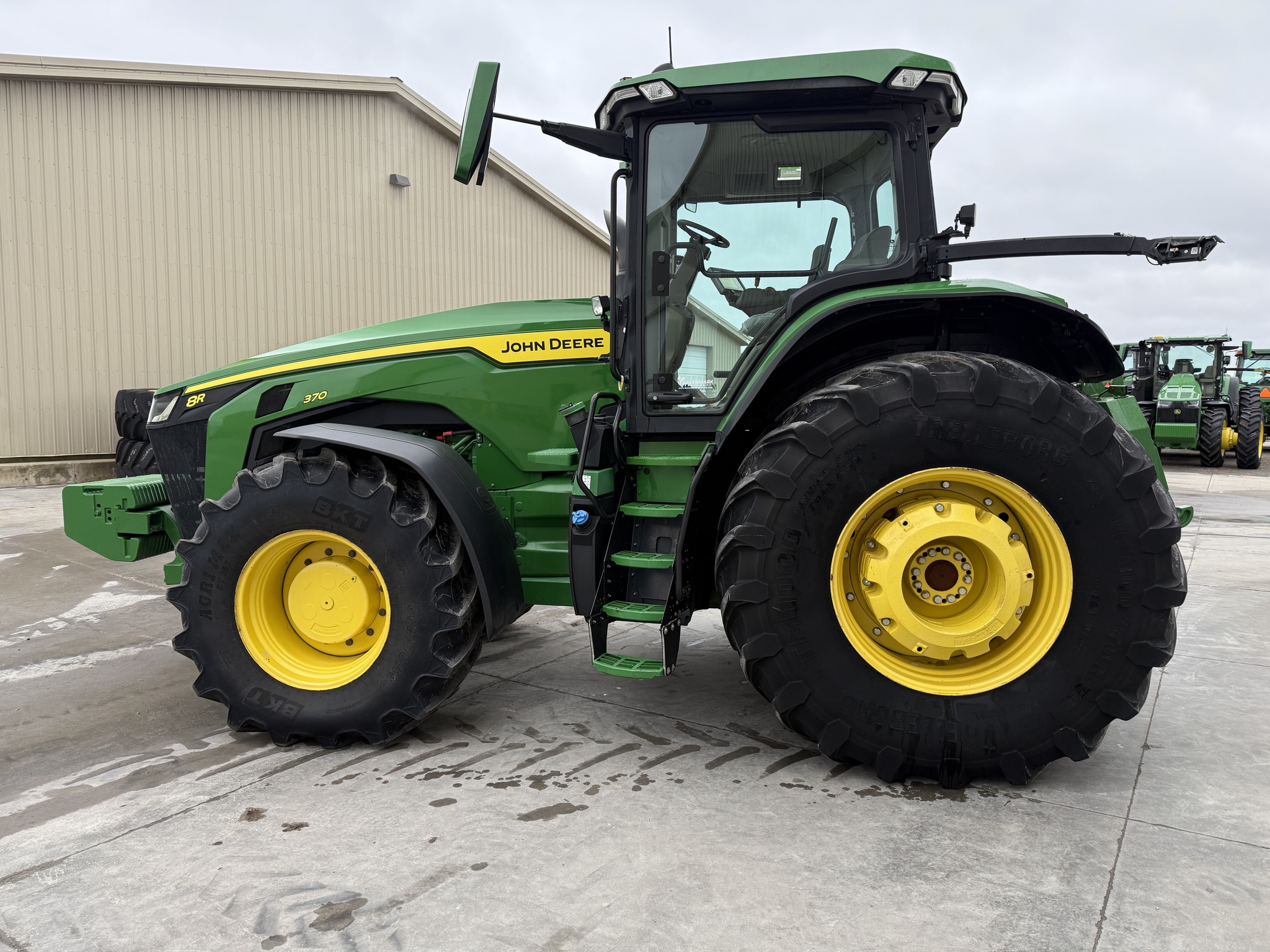 2023 John Deere 8R 370 Image 6