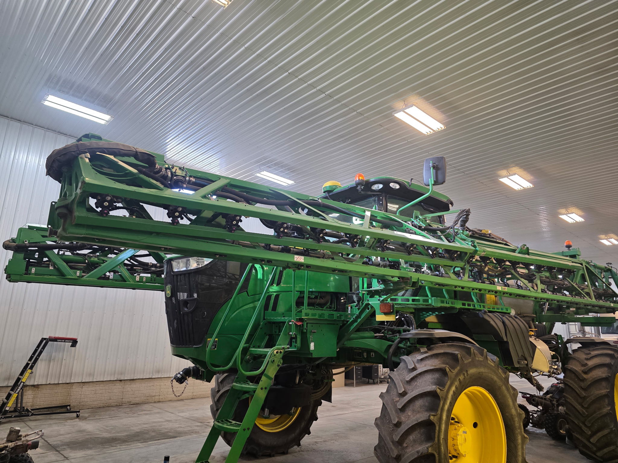 2020 John Deere R4044 Image 5