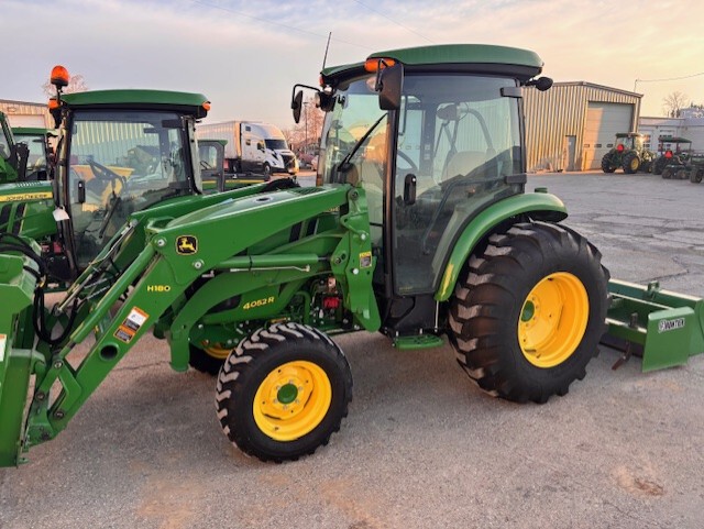 2015 John Deere 4052R Image 1