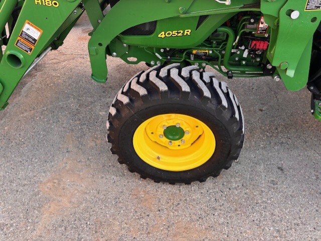 2015 John Deere 4052R Image 2