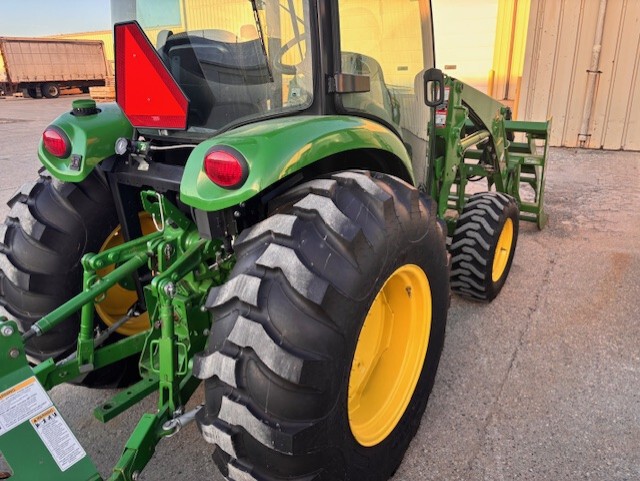 2015 John Deere 4052R Image 5